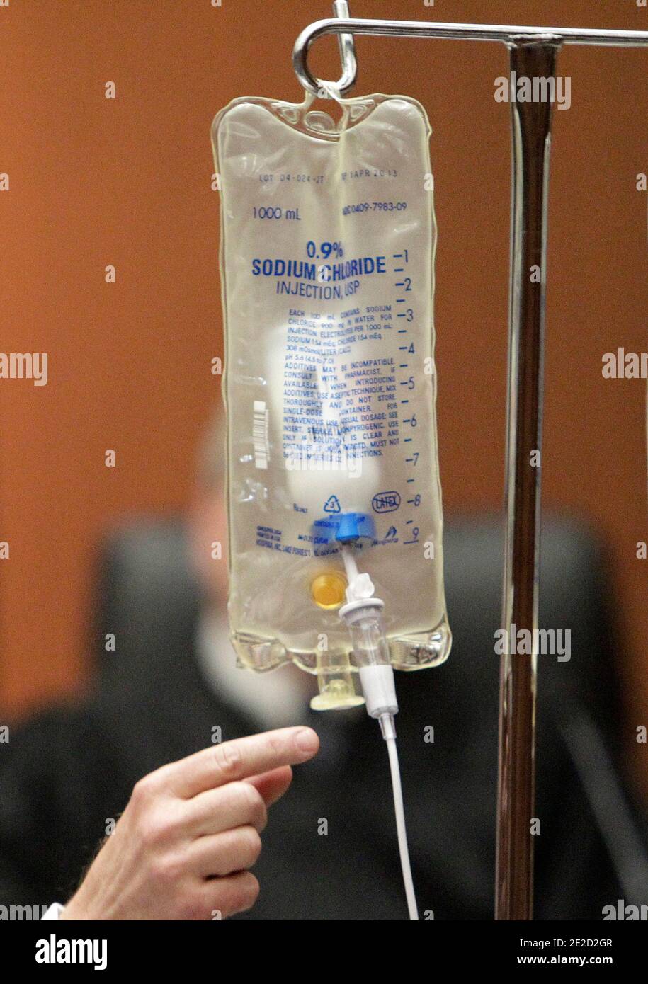 Anesthesiology expert Dr. Steven Shafer points to a bottle of propofol placed in an empty saline bag during Dr. Conrad Murray's involuntary manslaughter trial in Los Angeles on October 20, 2011. Murray has pleaded not guilty and faces four years in prison and the loss of his medical license if convicted of involuntary manslaughter in Michael Jackson's death. Photo by Reed Saxon/Pool/ABACAPRESS.COM Stock Photo