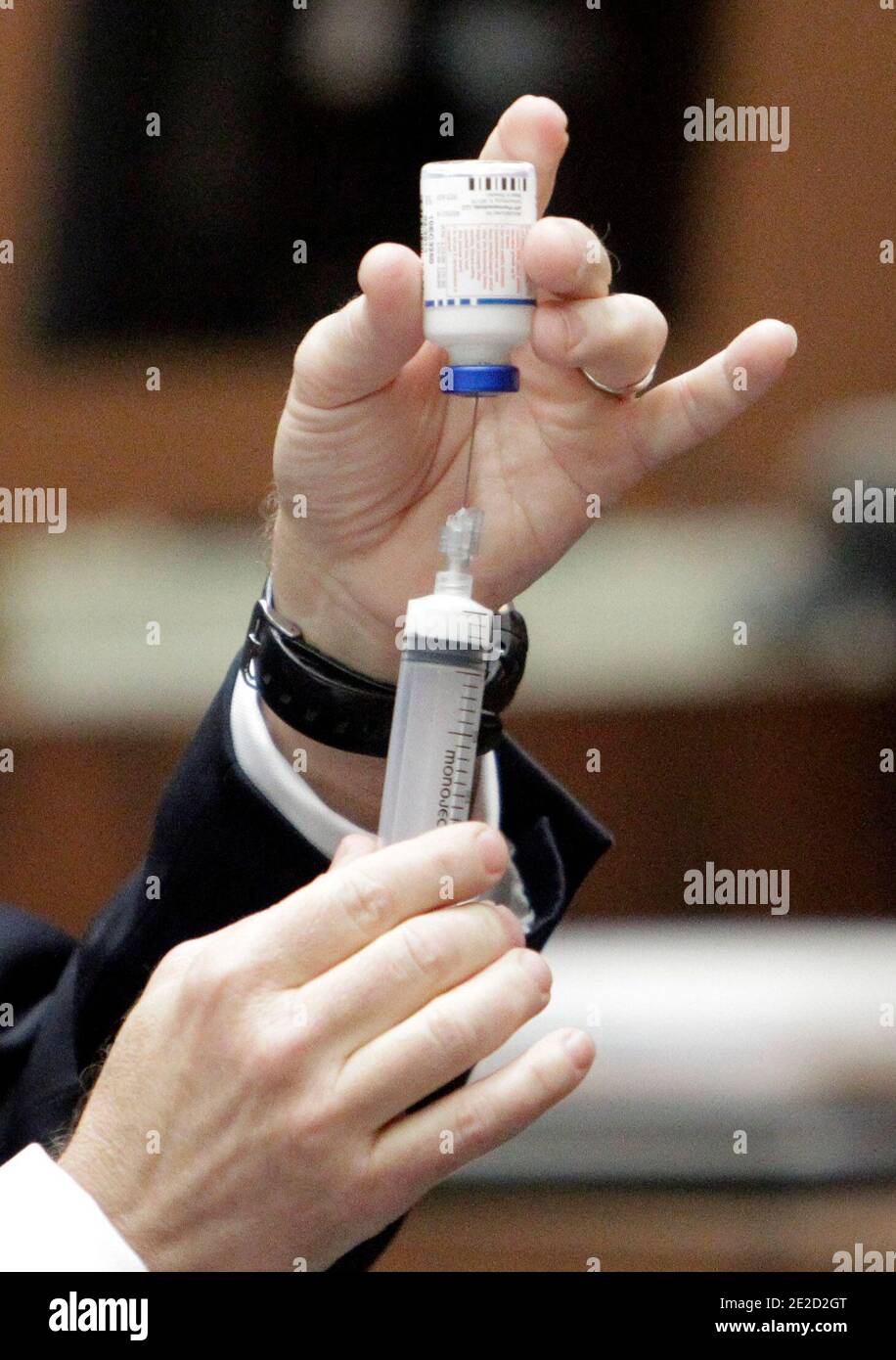 Anesthesiology expert Dr. Steven Shafer demonstrates the use of propofol while testifying during Dr. Conrad Murray's involuntary manslaughter trial in Los Angeles on October 20, 2011. Murray has pleaded not guilty and faces four years in prison and the loss of his medical license if convicted of involuntary manslaughter in Michael Jackson's death. Photo by Reed Saxon/Pool/ABACAPRESS.COM Stock Photo