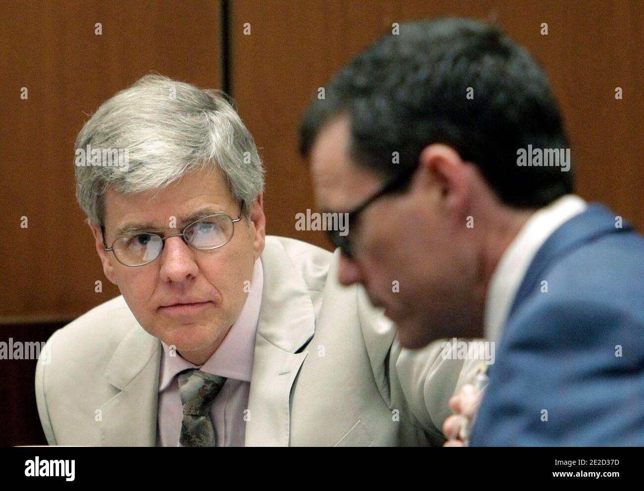 Anesthesiology expert Dr. Steven Shafer, left, listens as he is cross examined by Ed Chernoff, right, a defense attorney for Dr. Conrad Murray, during Murray's involuntary manslaughter trial in Los Angeles, CA, USA, on October 21, 2011. Murray has pleaded not guilty and faces four years in prison and the loss of his medical license if convicted of involuntary manslaughter in Michael Jackson's death. Photo by Reed Saxon/Pool/ABACAPRESS.COM Stock Photo