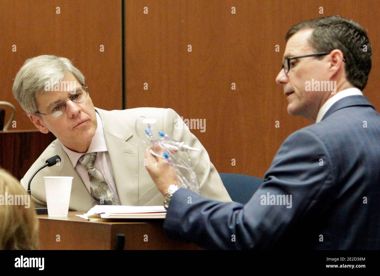 Anesthesiology expert Dr. Steven Shafer, left, looks at an intravenous line as he is cross examined by Ed Chernoff, right, a defense attorney for Dr. Conrad Murray, during Murray's involuntary manslaughter trial in Los Angeles, CA, USA, on October 21, 2011. Murray has pleaded not guilty and faces four years in prison and the loss of his medical license if convicted of involuntary manslaughter in Michael Jackson's death. Photo by Reed Saxon/Pool/ABACAPRESS.COM Stock Photo