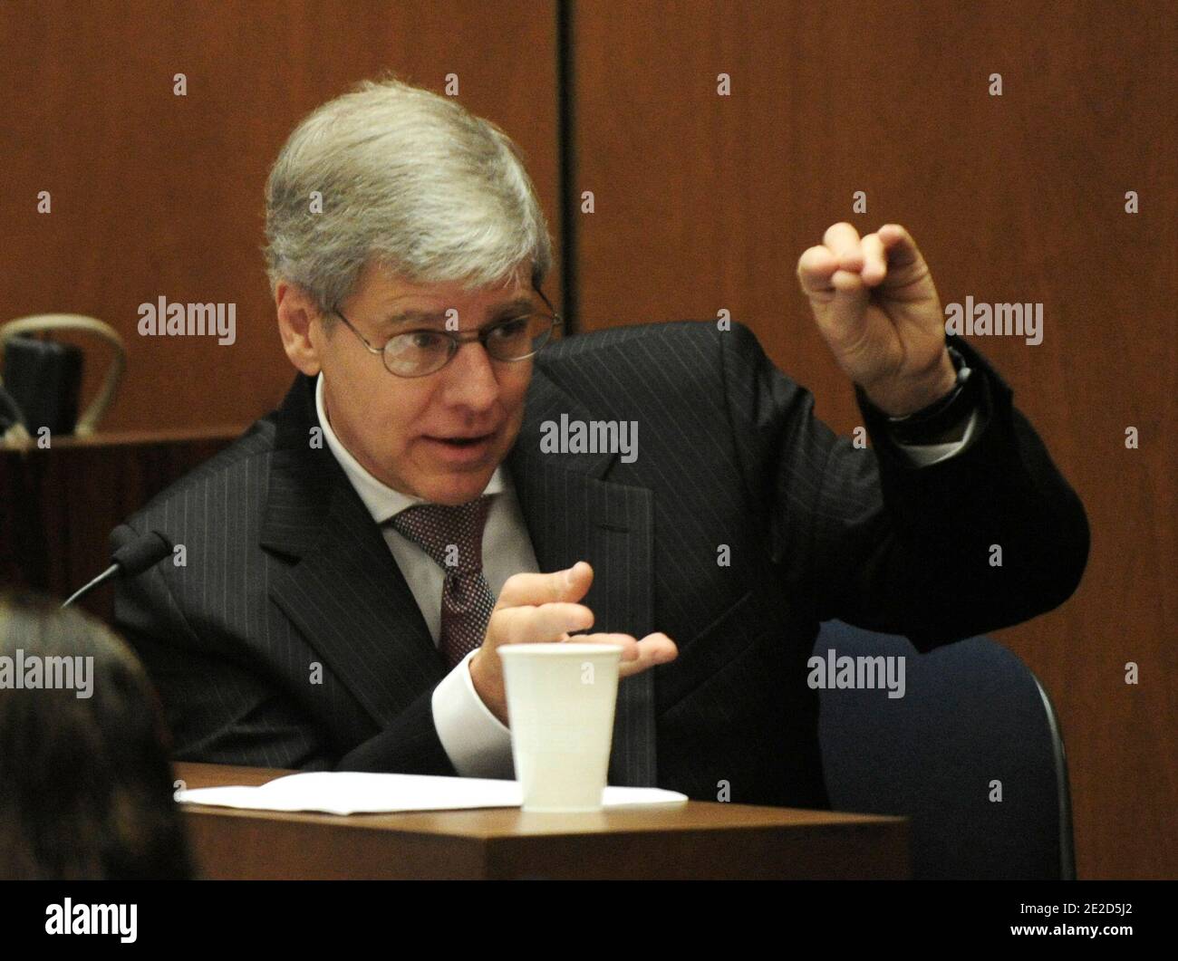 Propofol expert anesthesiology Dr. Steven Shafer is cross examined by defense attorney Ed Chernoff in Los Angeles Superior Court during the Dr. Conrad Murray involuntary manslaughter trial in Los Angeles, California, USA on 24 October 2011. Murray has pleaded not guilty and faces four years in prison and the loss of his medical licenses if convicted of involuntary manslaughter in Michael Jackson's death. Photo by Paul Buck/Pool/ABACAPRESS.COM Stock Photo