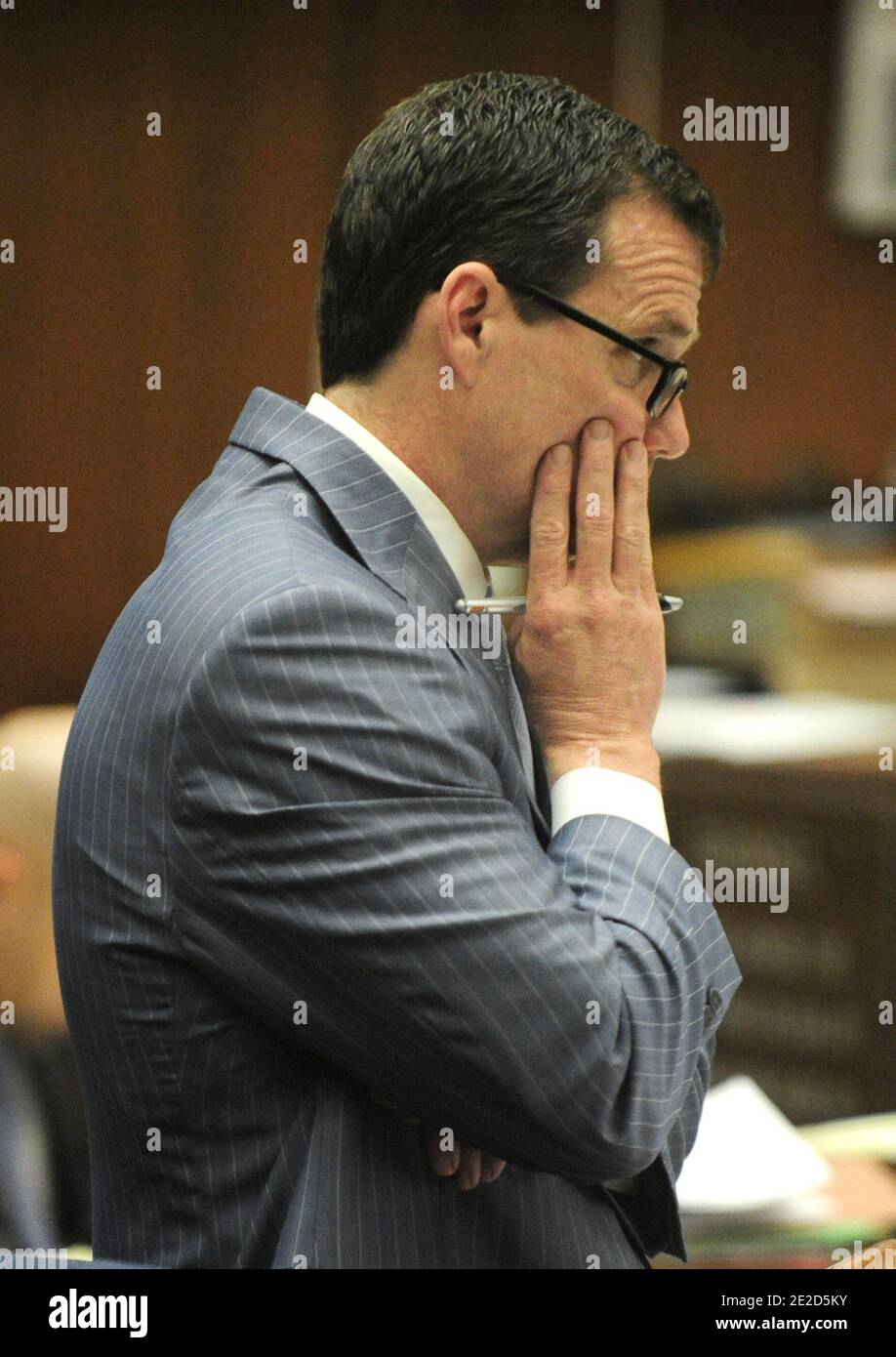 Defense attorney Ed Chernoff cross examines propofol expert Dr. Steven Shafer in Los Angeles Superior Court during the Dr. Conrad Murray involuntary manslaughter trial in Los Angeles, California, USA on 24 October 2011. Murray has pleaded not guilty and faces four years in prison and the loss of his medical licenses if convicted of involuntary manslaughter in Michael Jackson's death. Photo by Paul Buck/Pool/ABACAPRESS.COM Stock Photo