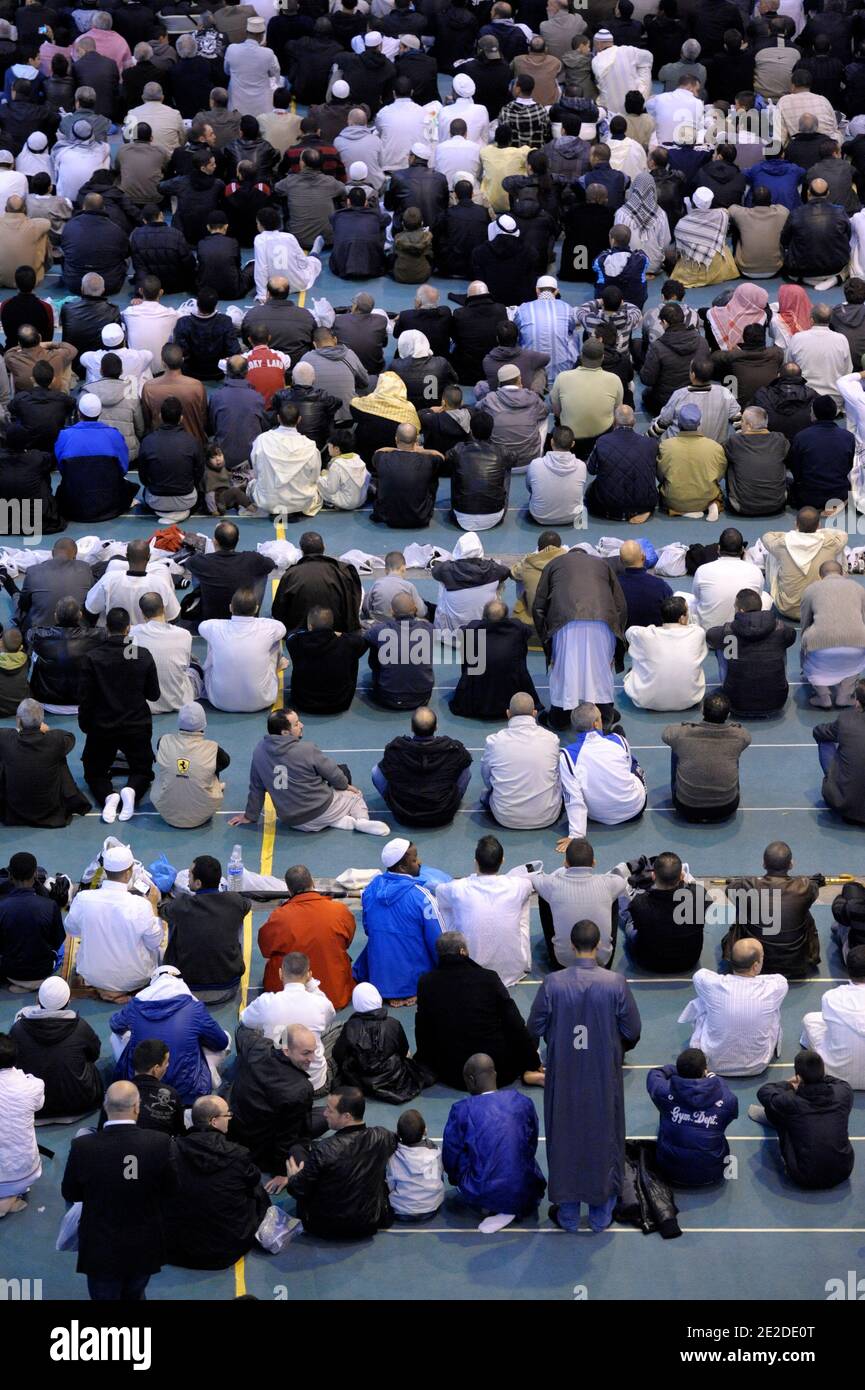 French Muslims pray at Chanot Park in Marseille, France on November 6, 2011  during the Eid-al-Adha, the feast of the Sacrifice. Photo by Franck  Pennant/ABACAPRESS.COM Stock Photo - Alamy