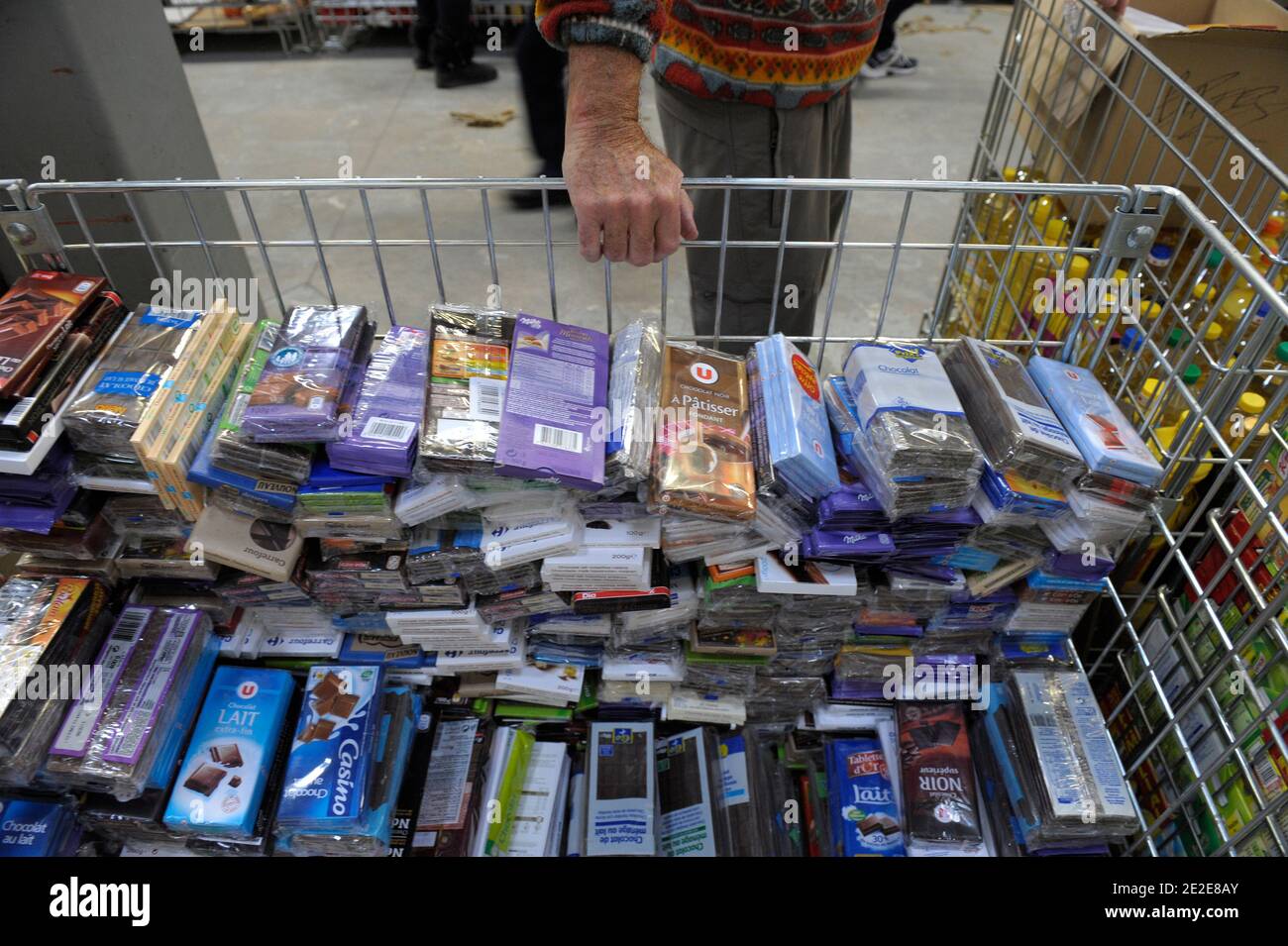 Volunteers food bank hi-res stock photography and images - Alamy