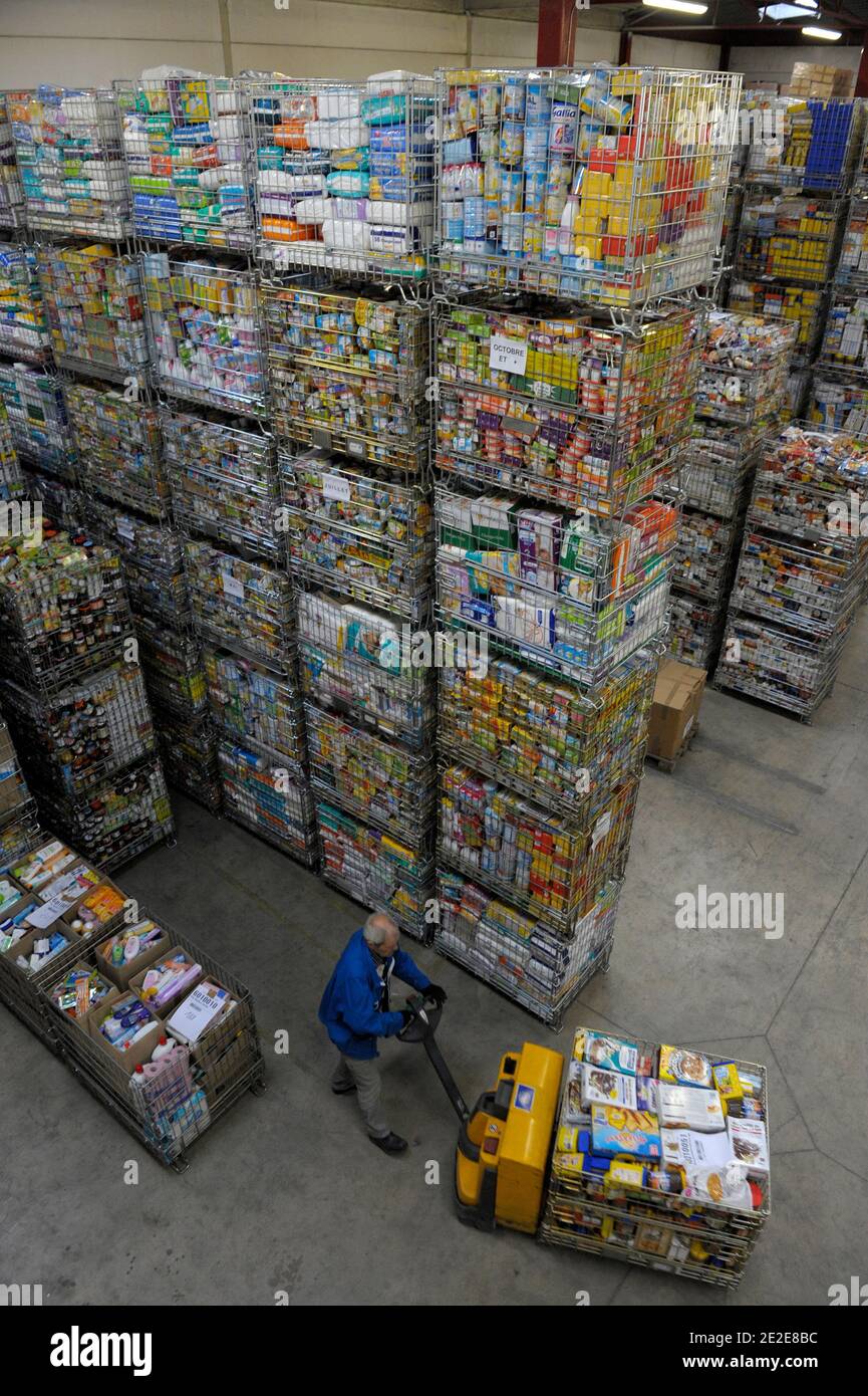 Volunteers food bank hi-res stock photography and images - Alamy