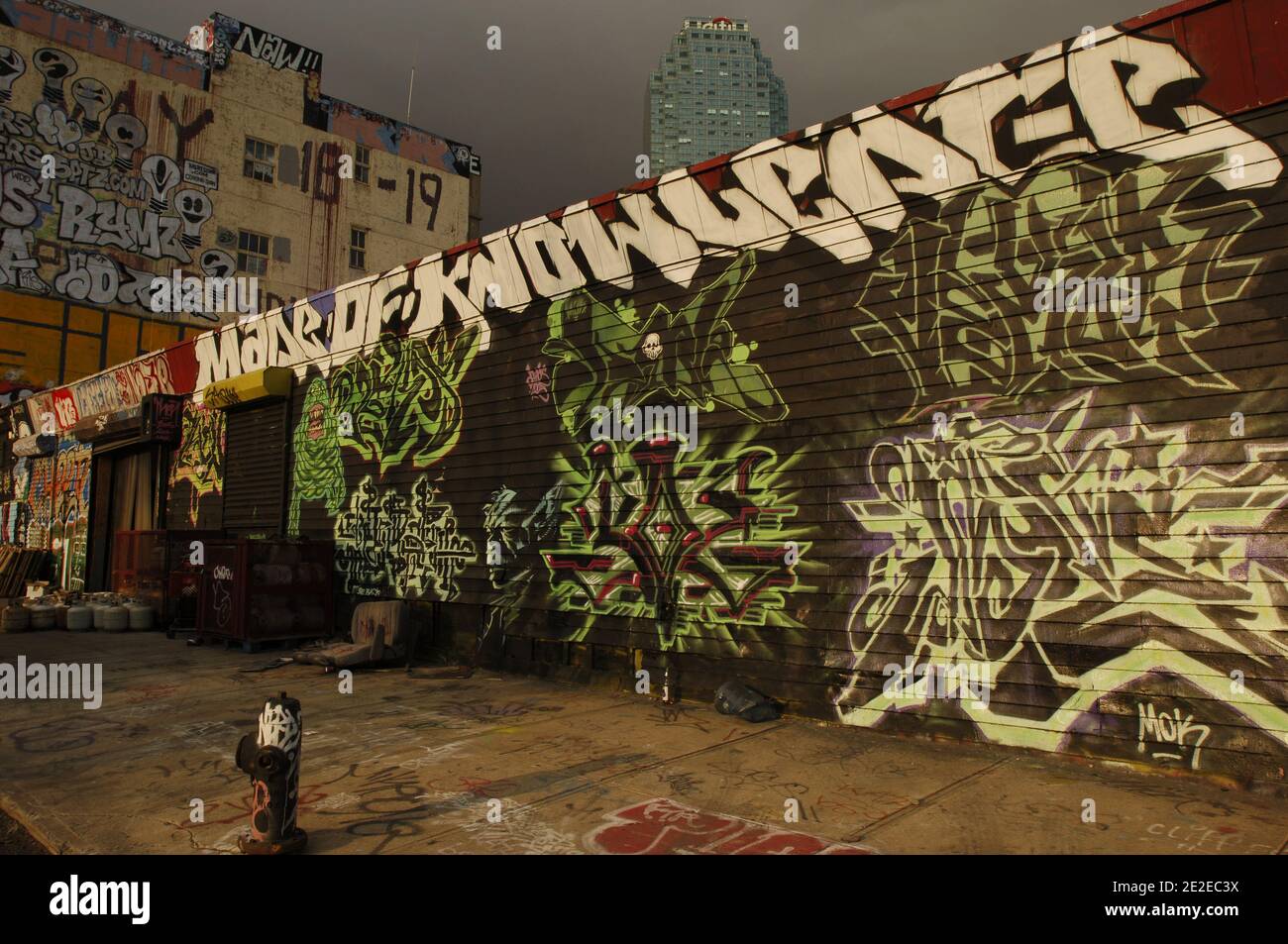 le-mur-graffiti-hi-res-stock-photography-and-images-alamy