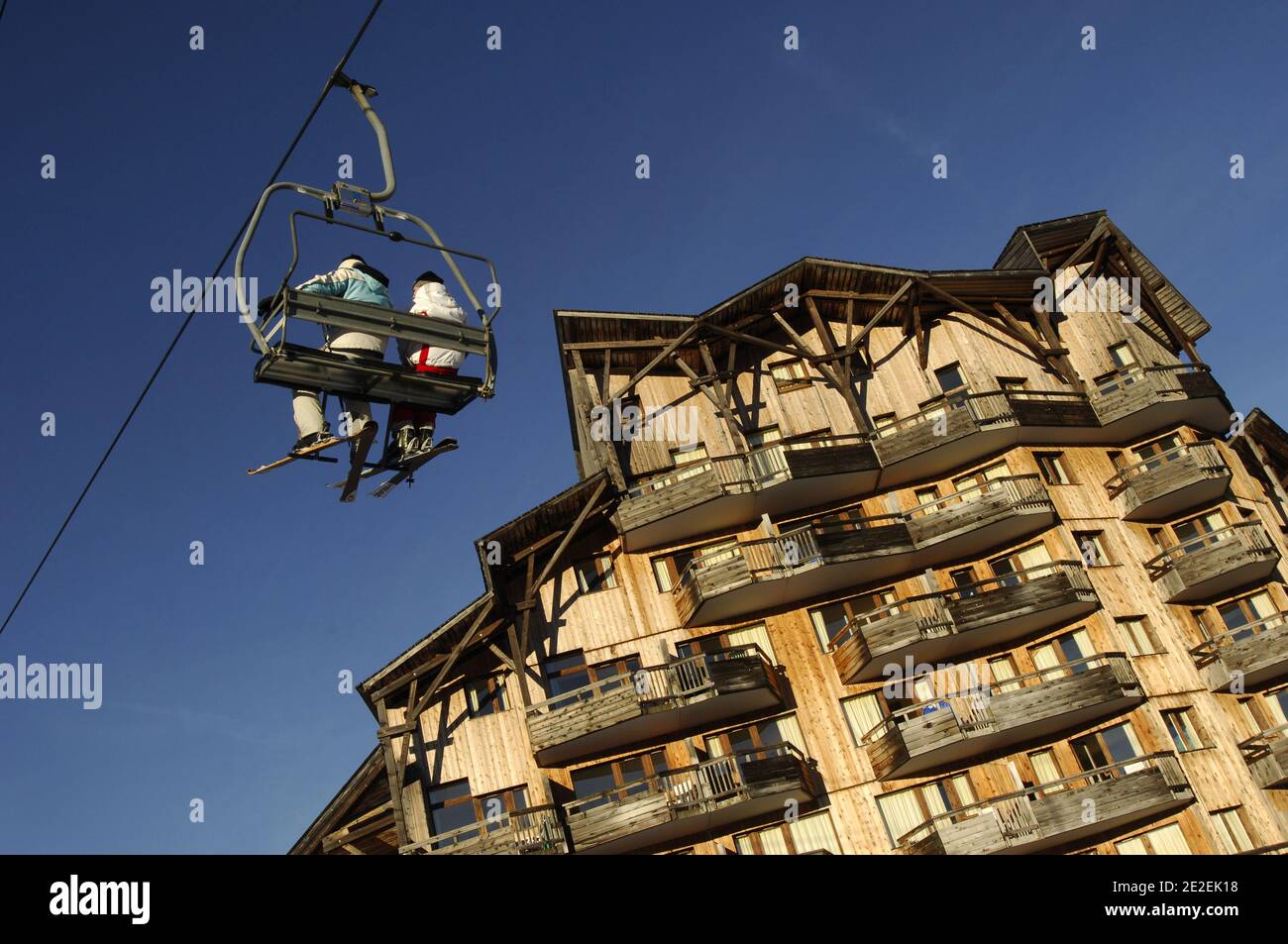 Avoriaz 1800 ski resort, also called 'la belle de bois' because all homes are equipped with wood. Chair lift, ski lift, skiers, skiing, snow-Alpes, Haute-Savoie, France.The architecture integrates seamlessly with the surrounding environment. Setbacks, walkways, windows, corridors and parts of roofs hit the ground, through doors. For consistency of its architecture and its integration into the environment, Avoriaz was awarded in 2003, the label of great achievements of the twentieth century. Station de ski Avoriaz 1800 appelee egalement 'la belle de bois' car toutes ses residences sont habillee Stock Photo