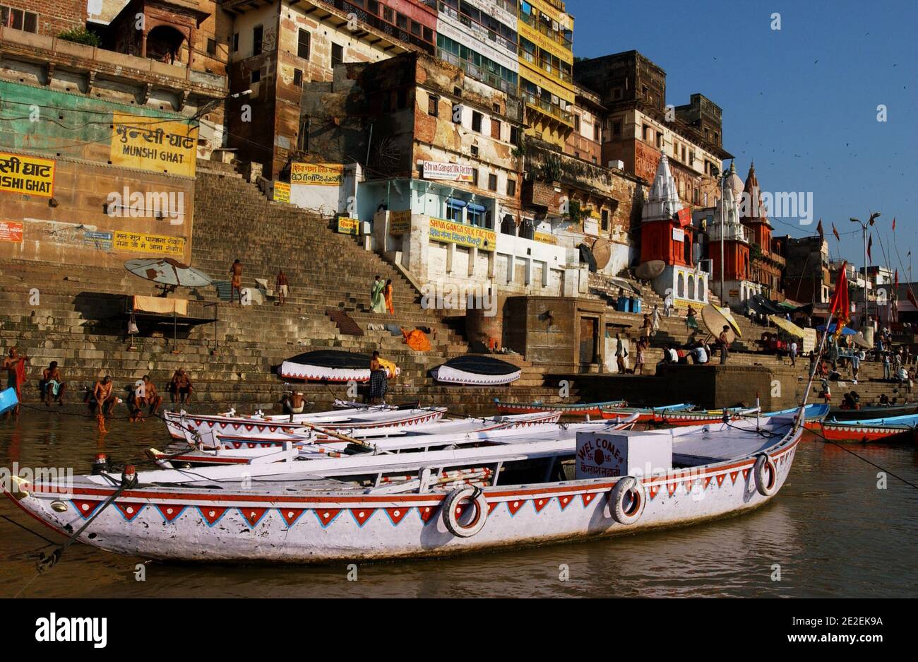 The oldest living city in the world, known as Varanasi, pictures above all  the ritual of death in India's culture. According to the tenets of  Hindouism, one who is graced to die
