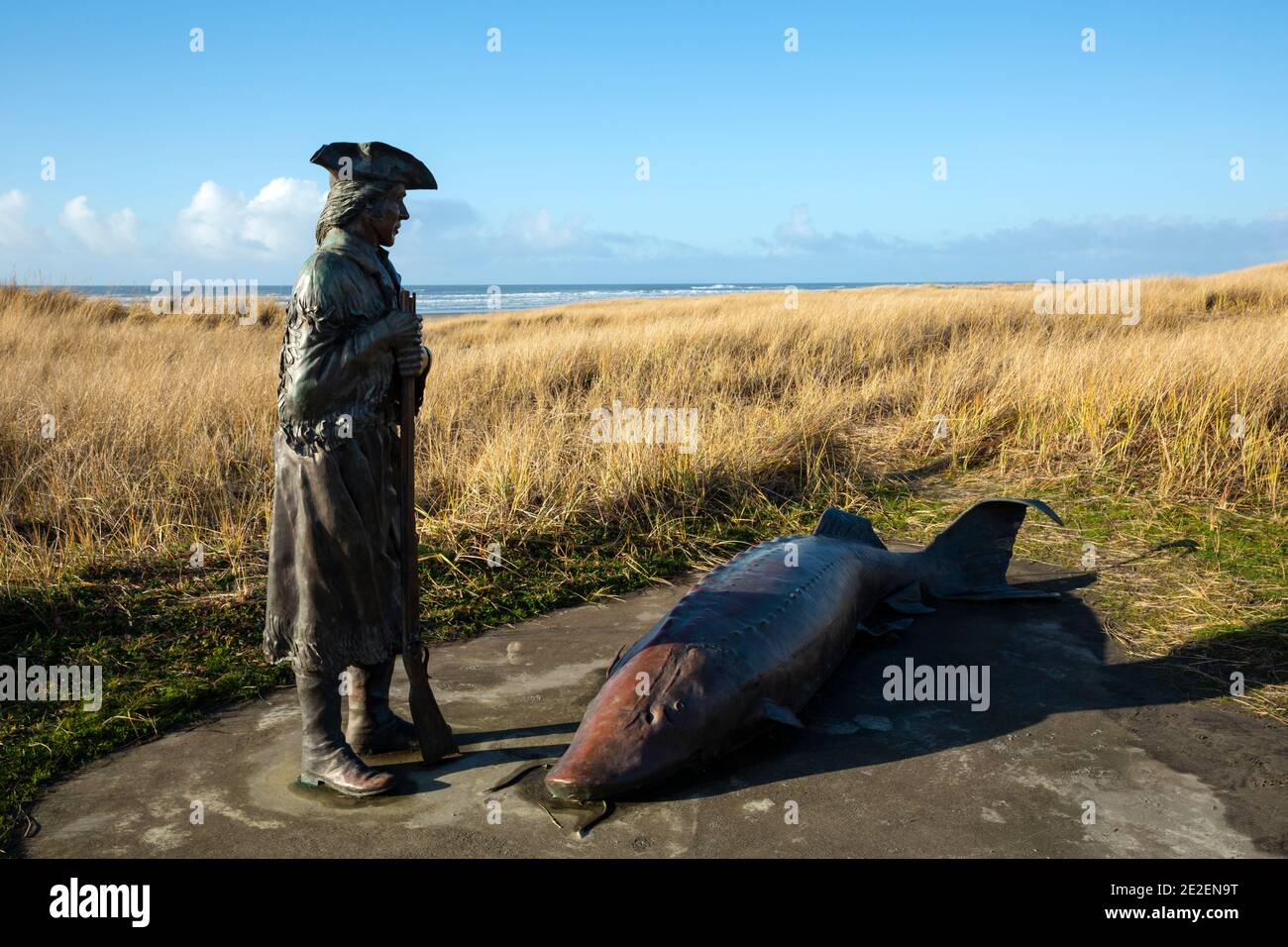 WA19137-00...WASHINGTON - Statue of William Clark viewing a 10 foot sturgeon on the beach while exploring the Long Beach Peninsula. Stock Photo