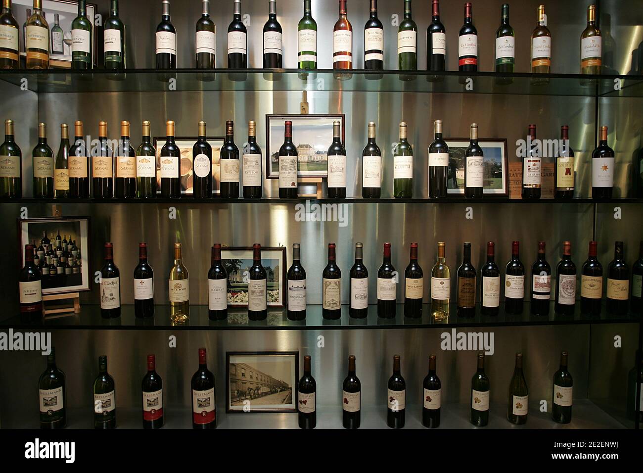 Bouteilles de vin dans la cave hires stock photography and images Alamy