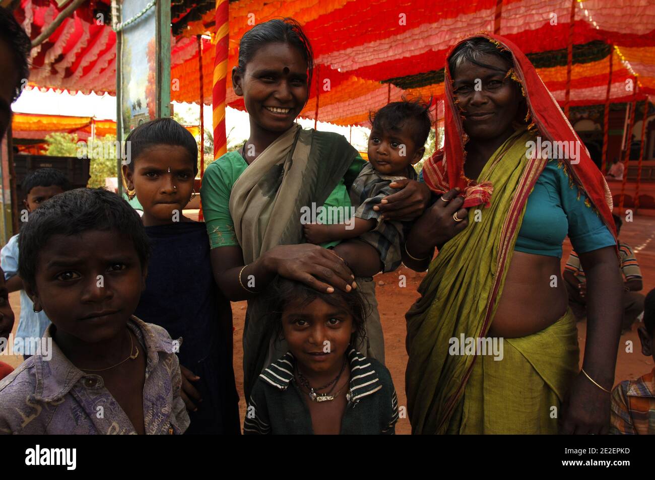 Group of indians, Aihole village known for the wealth of ancient temples that dot the landscape, India, March 2008.Groupe d'indiens, village d'Aihole connue pour la profusion de temples anciens qui parsèment le paysage, India, March 2008. Photo by David Lefranc/ABACAPRESS.COM Stock Photo