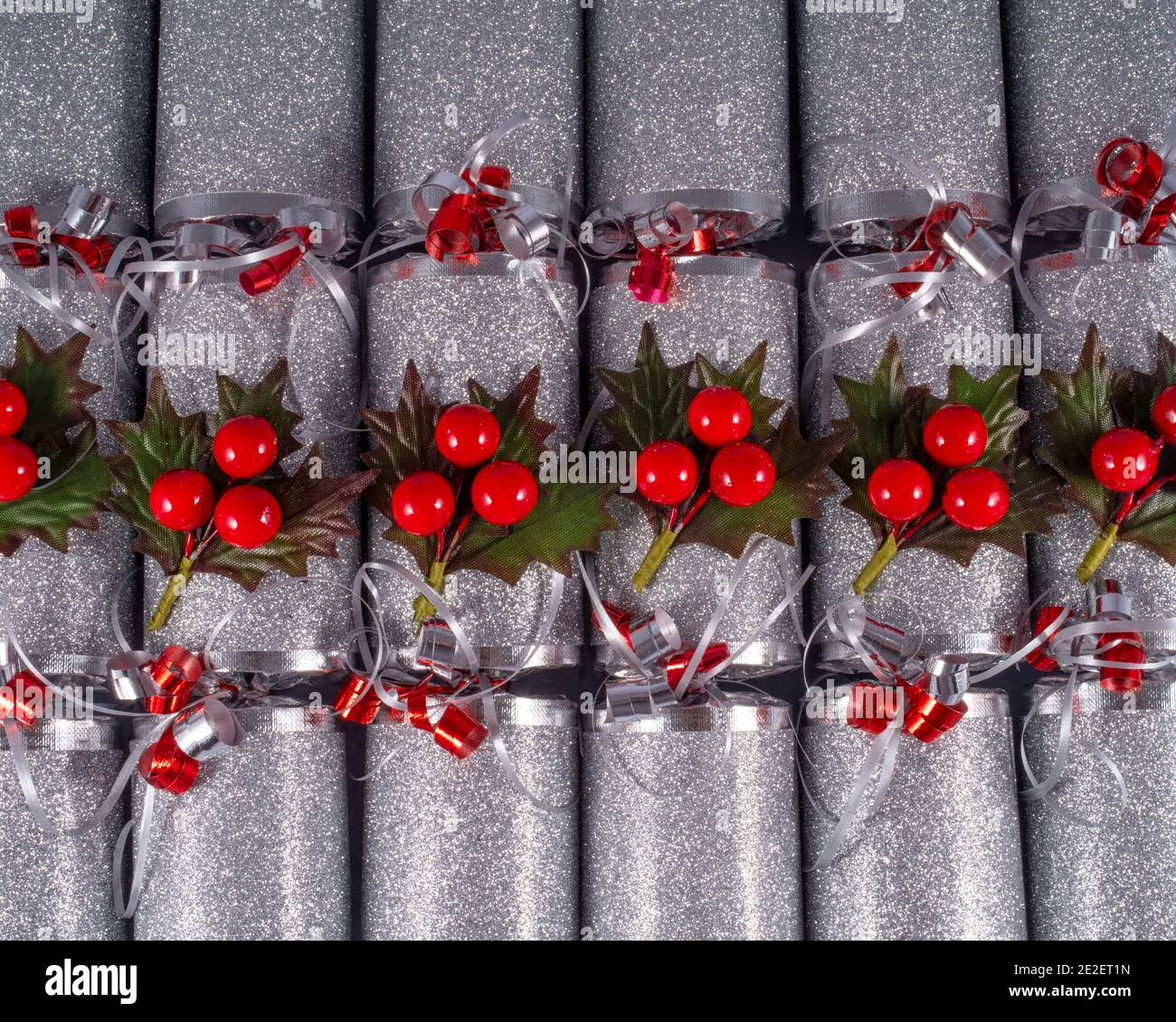 Family pulling christmas crackers dinner hi-res stock photography and ...
