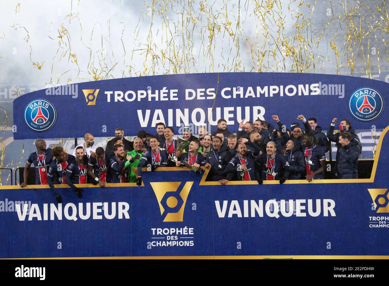 Lens France 14th Jan 2021 Paris Saint Germain Players Pose With The Trophy After The Champions