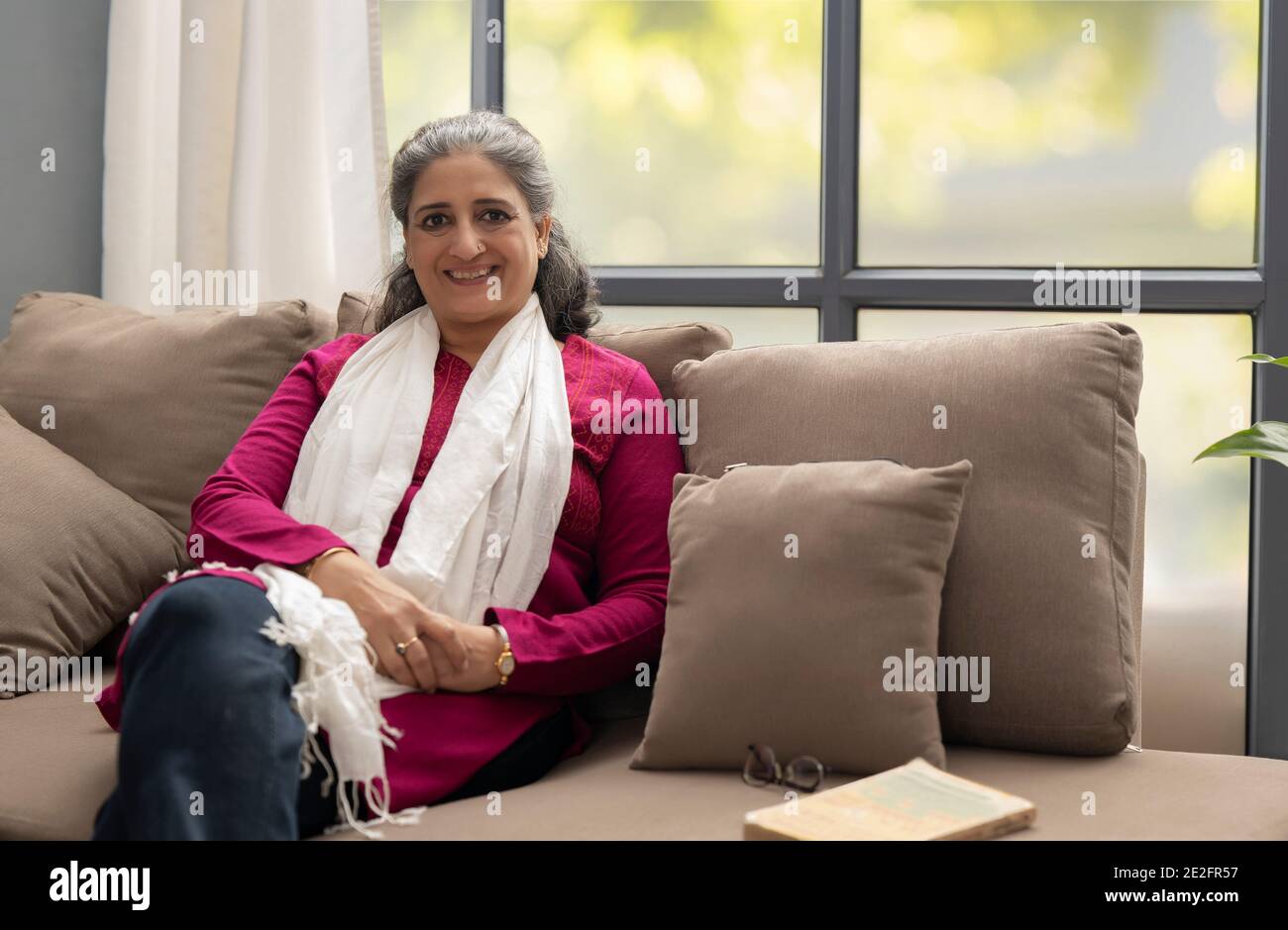 Grey white senior woman hi-res stock photography and images - Alamy