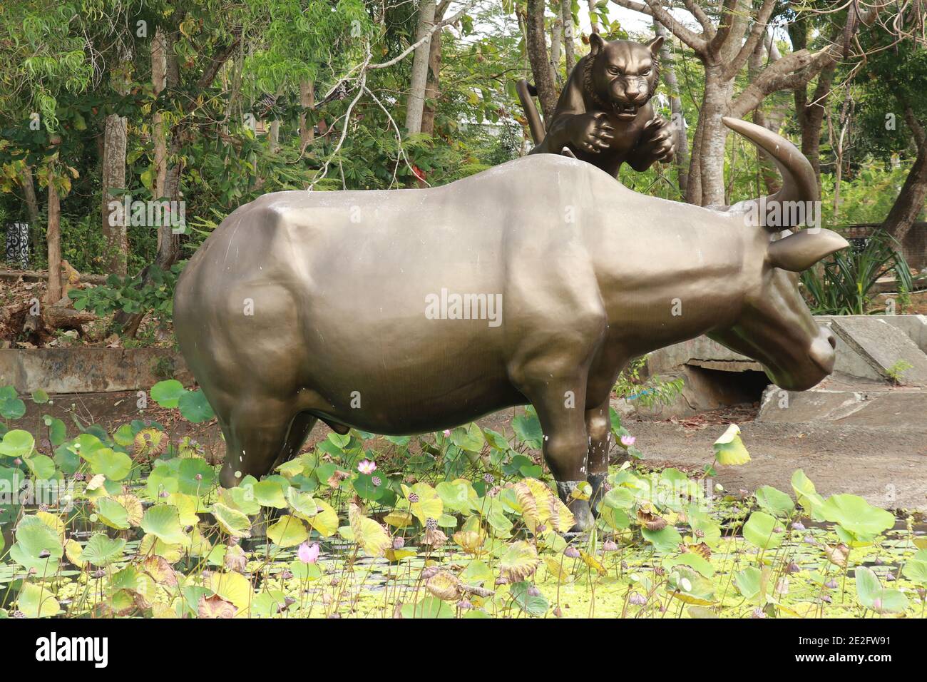 Puma sculpture hi-res stock photography and images - Alamy