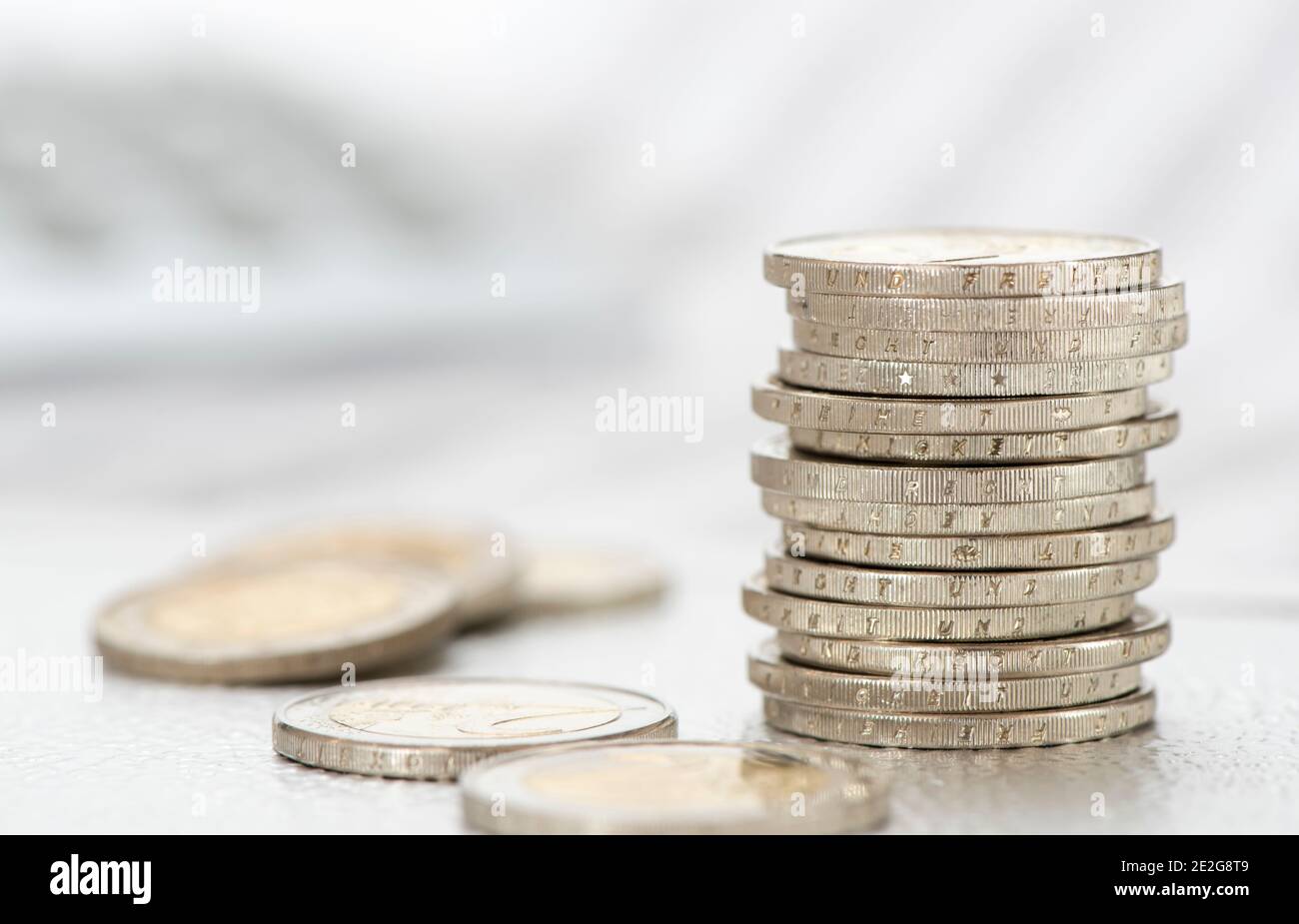 Stapel Euromünzen mit Rechner auf Börsenchart Stock Photo
