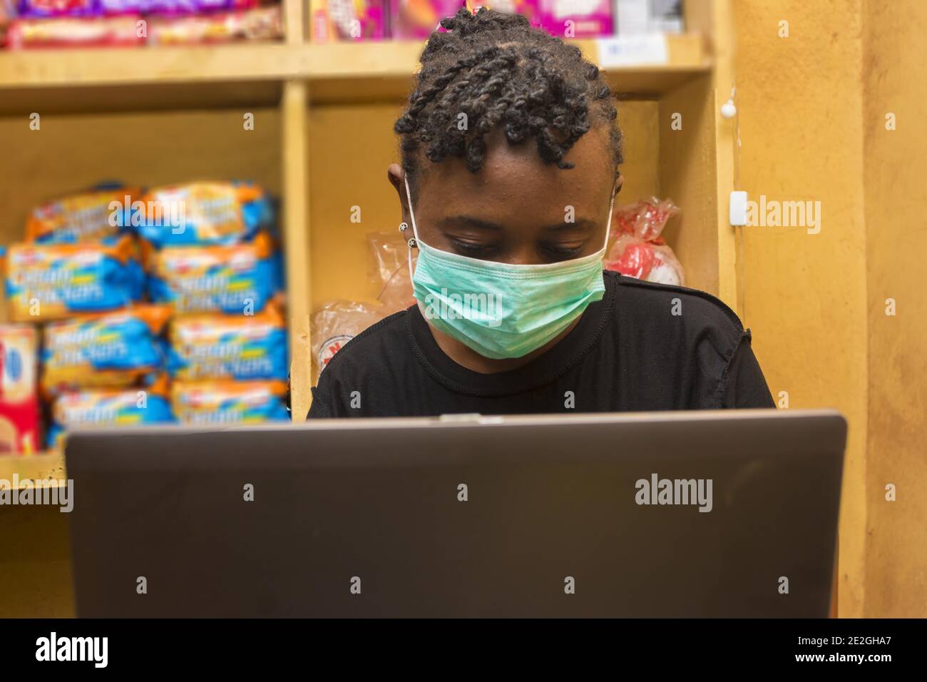 African woman in facemask hi-res stock photography and images - Alamy