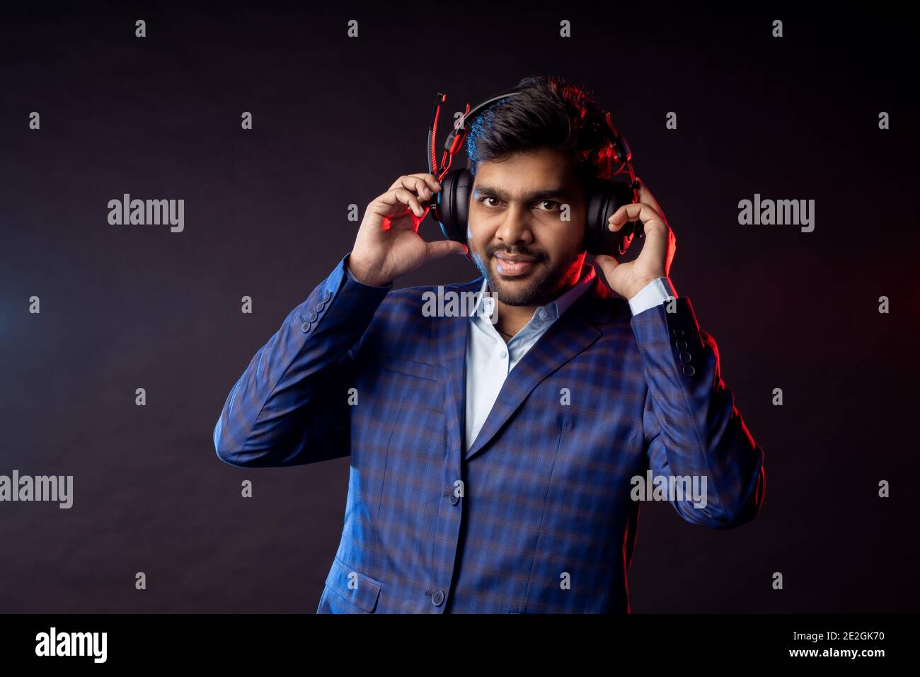 Indian businessman wearing headset hi-res stock photography and images ...