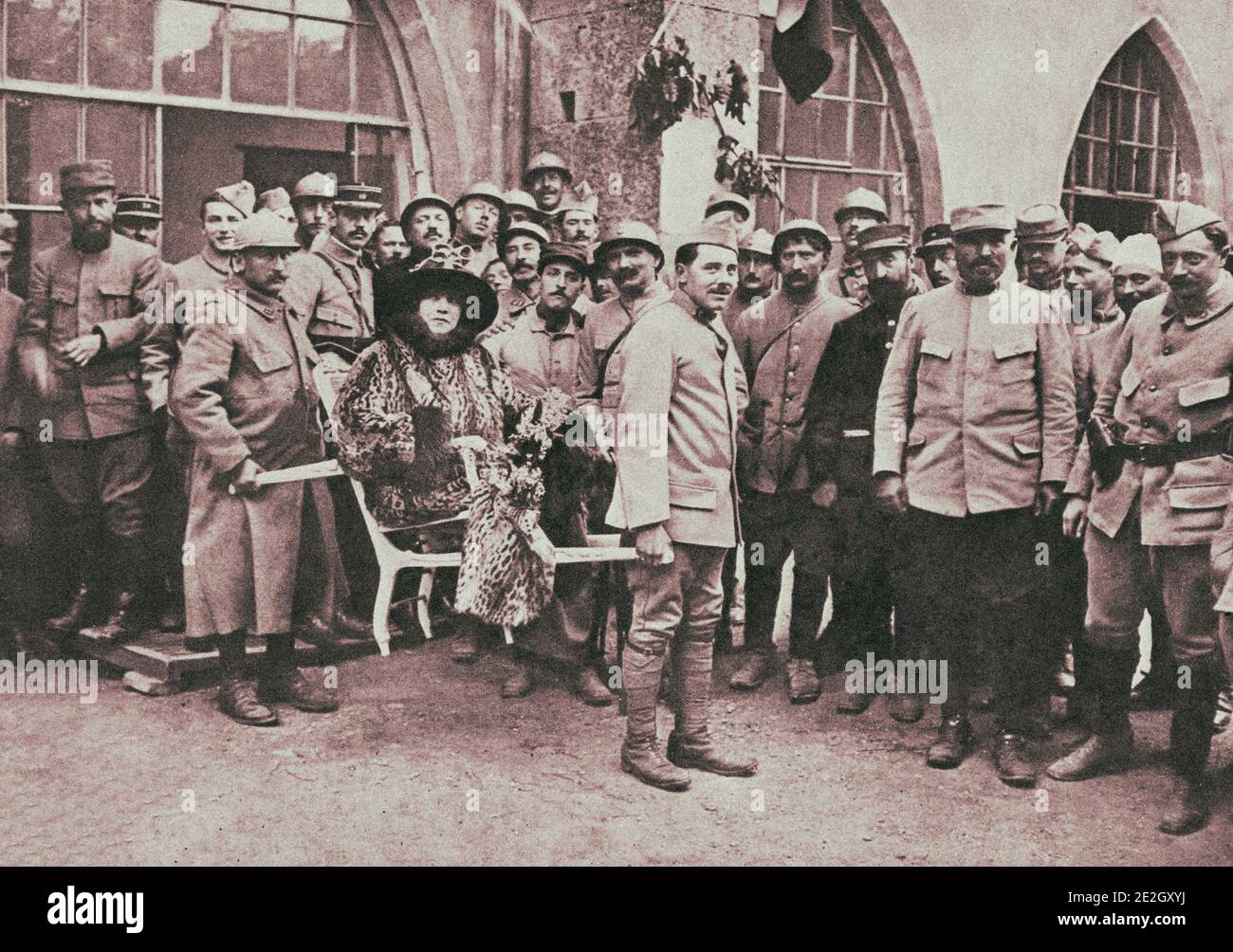 Vintage photo of Mme. Sarah Bernhardt at the front. The famous actress visited French soldiers from place to place along the French lines near Pont-a- Stock Photo