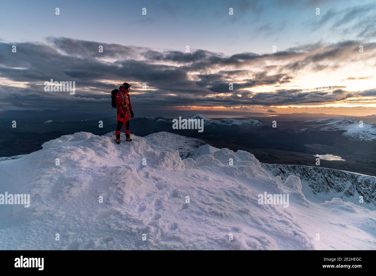Mountaineer in the snow, snowdonia, yr wydffa Stock Photo