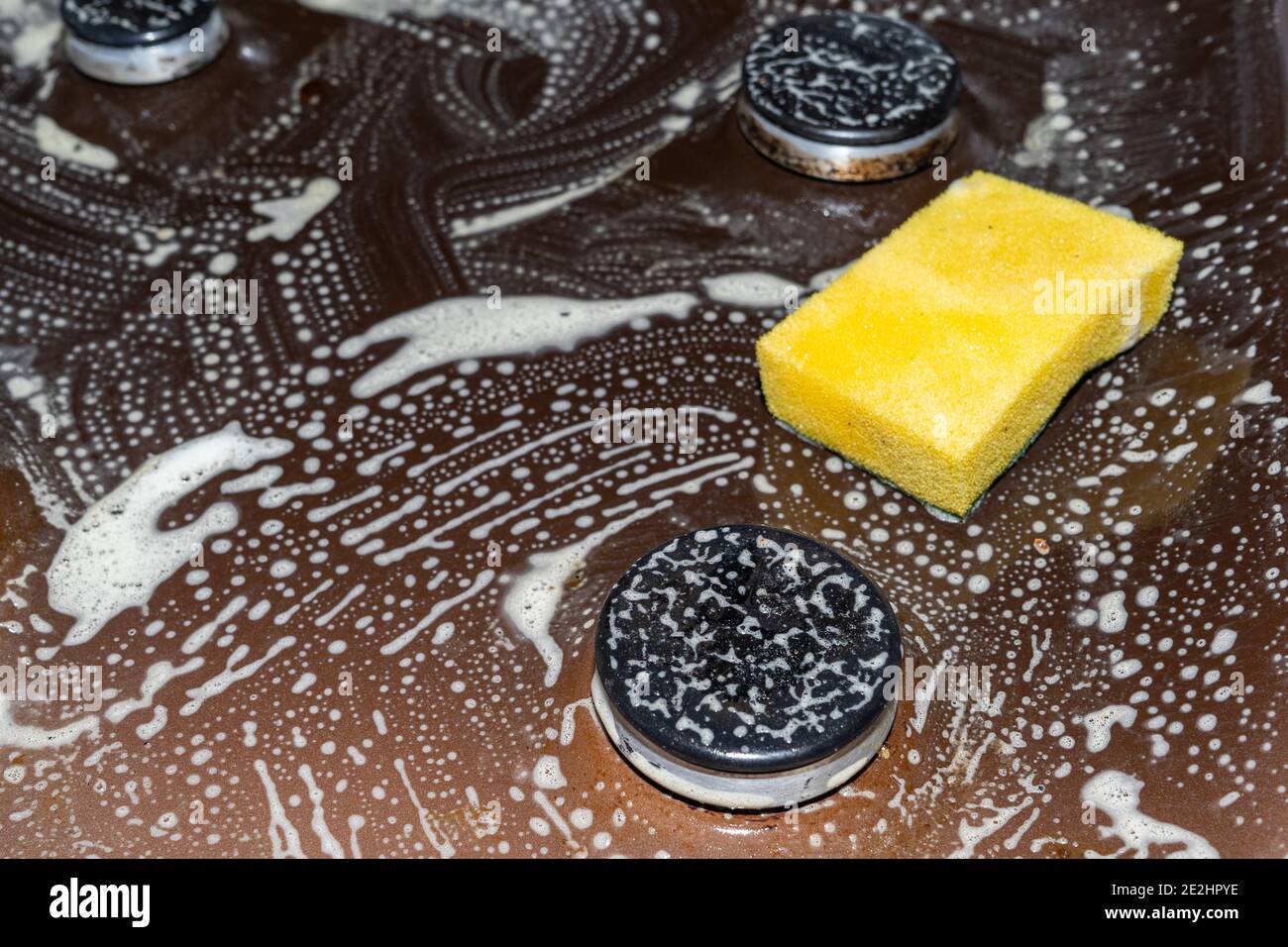 Cleaning the kitchen gas stove cleaning chemical foam that dissolve