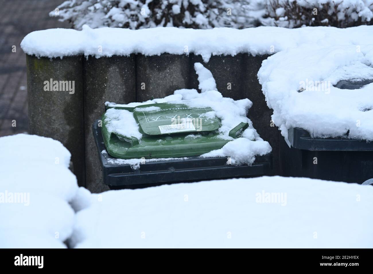 Leipzig, Germany. 09th Jan, 2020. Rubbish bins covered with fresh snow stand next to each other. The green bin is visible. Credit: Volkmar Heinz/dpa-Zentralbild/ZB/dpa/Alamy Live News Stock Photo