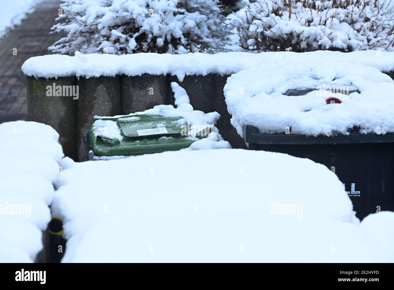 Leipzig, Germany. 09th Jan, 2020. Rubbish bins covered with fresh snow stand next to each other. The green bin is visible. Credit: Volkmar Heinz/dpa-Zentralbild/ZB/dpa/Alamy Live News Stock Photo