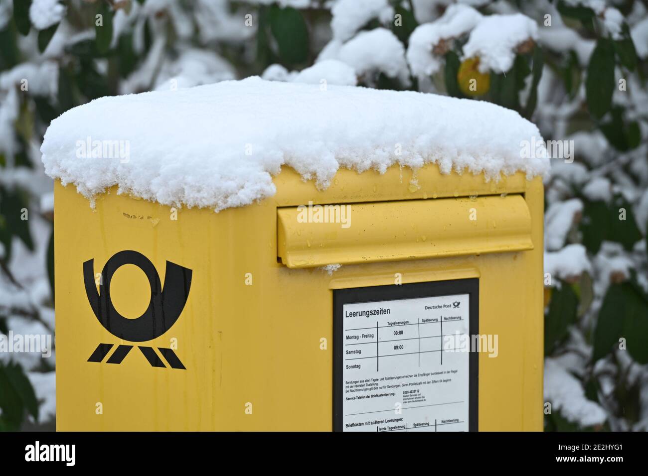 Leipzig, Germany. 09th Jan, 2020. A Deutsche Post mailbox is covered with  snow. Credit: Volkmar Heinz/dpa-Zentralbild/ZB/dpa/Alamy Live News Stock  Photo - Alamy