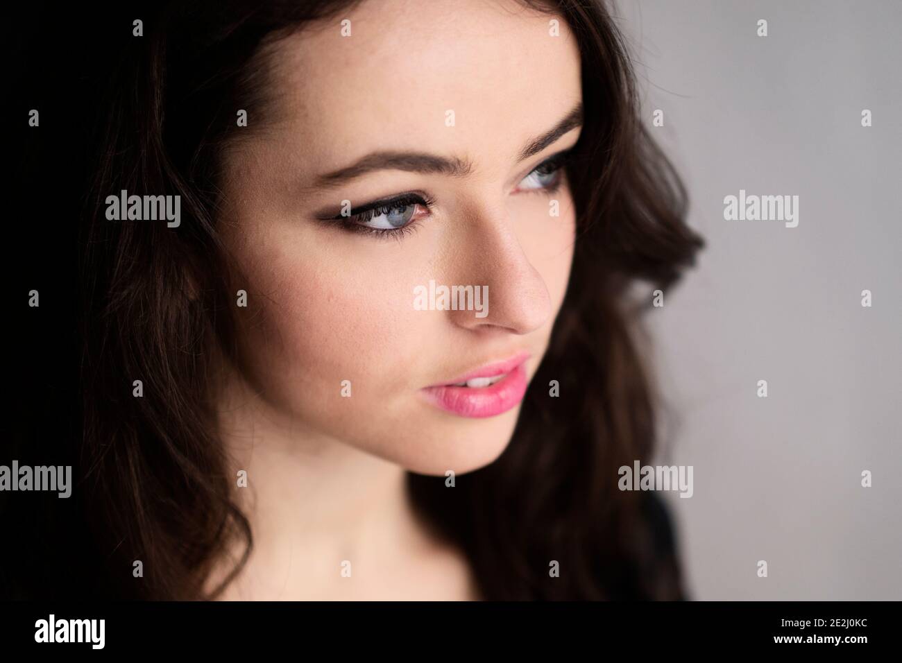Portrait of a beautiful young woman Stock Photo - Alamy