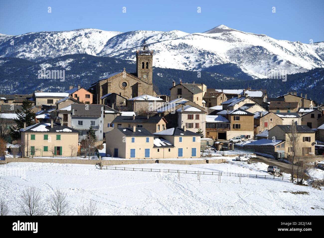 Les Angles (south-western France): the village covered in snow in winter, with mountains in the background Stock Photo