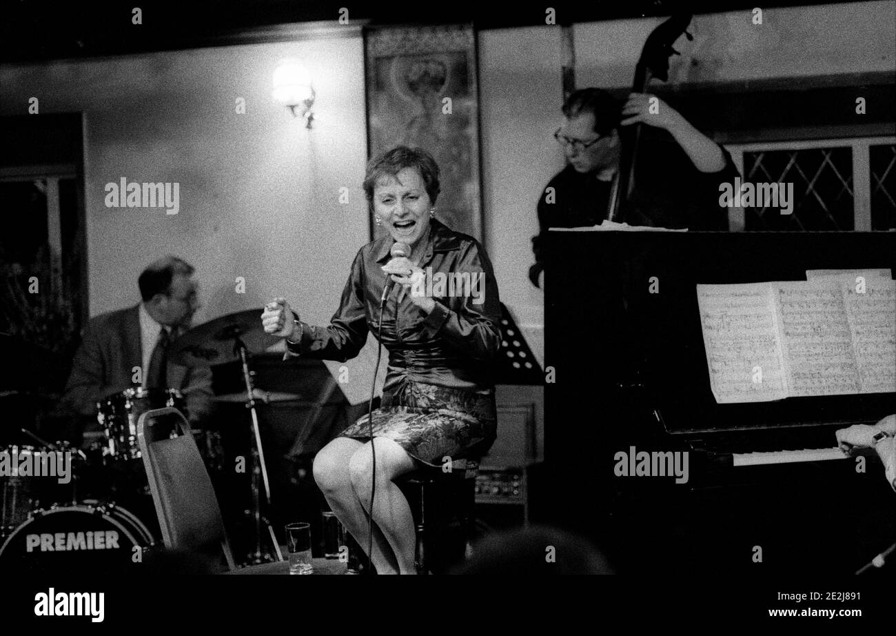 Marlene VerPlanck, Watermill Jazz Club, Dorking, Surrey, Mar 2001. Stock Photo