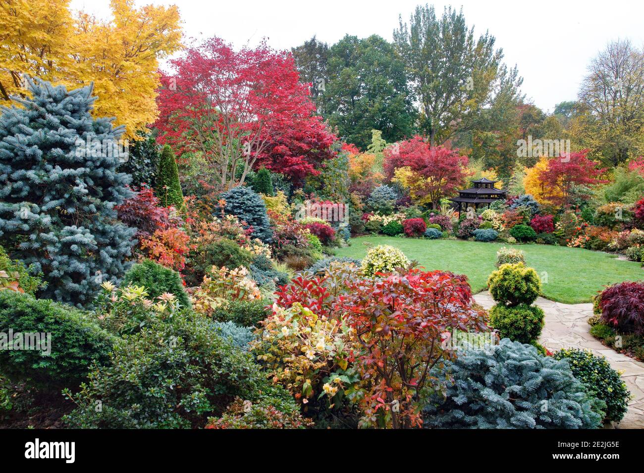 view from the top patio to the Japanese Tea House at Four Seasons Garden in late October Stock Photo