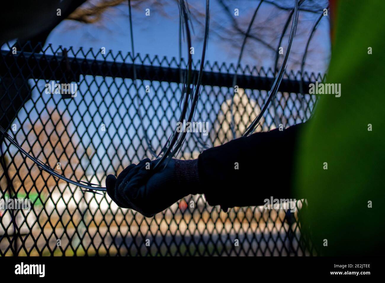 Innauguration Razor Wire Inaugurati hi-res stock photography and images - Alamy