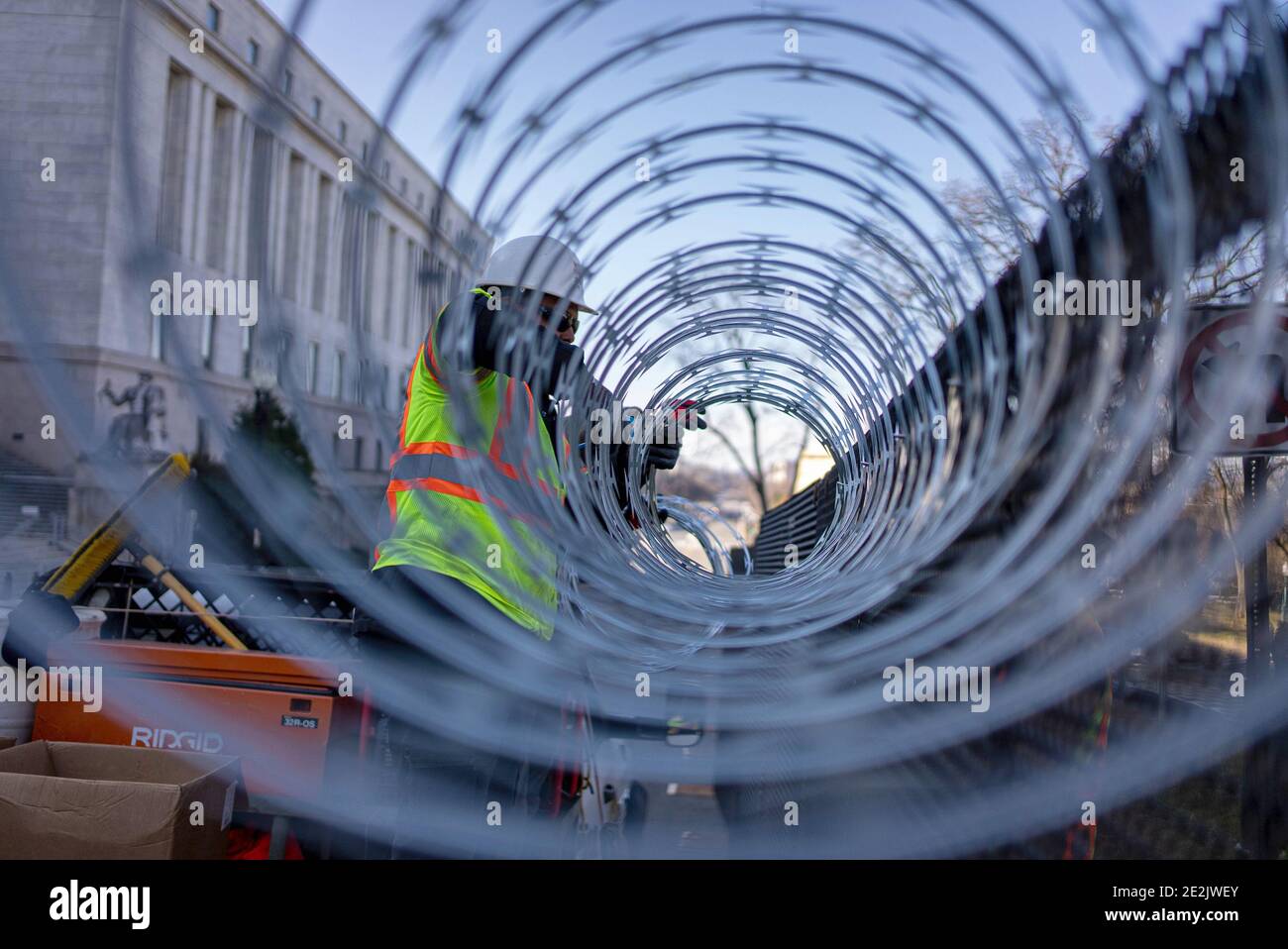 Innauguration Razor Wire 6 foot fence hi-res stock photography and images - Alamy