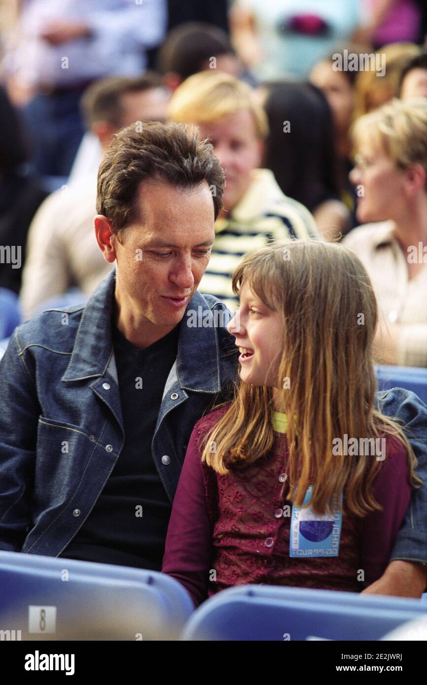 Richard E Grant watching the Elton John concert on the Route Of Kings Stage in Hyde Park, London, UK. 27th July 2000 Stock Photo