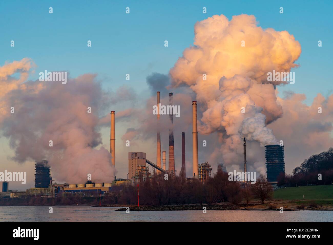 ThyssenKrupp steel plant in Duisburg-Bruckhausen, discharge cloud of the Schwelgern coking plant, chimney of the sintering plant,River Rhine, Duisburg Stock Photo