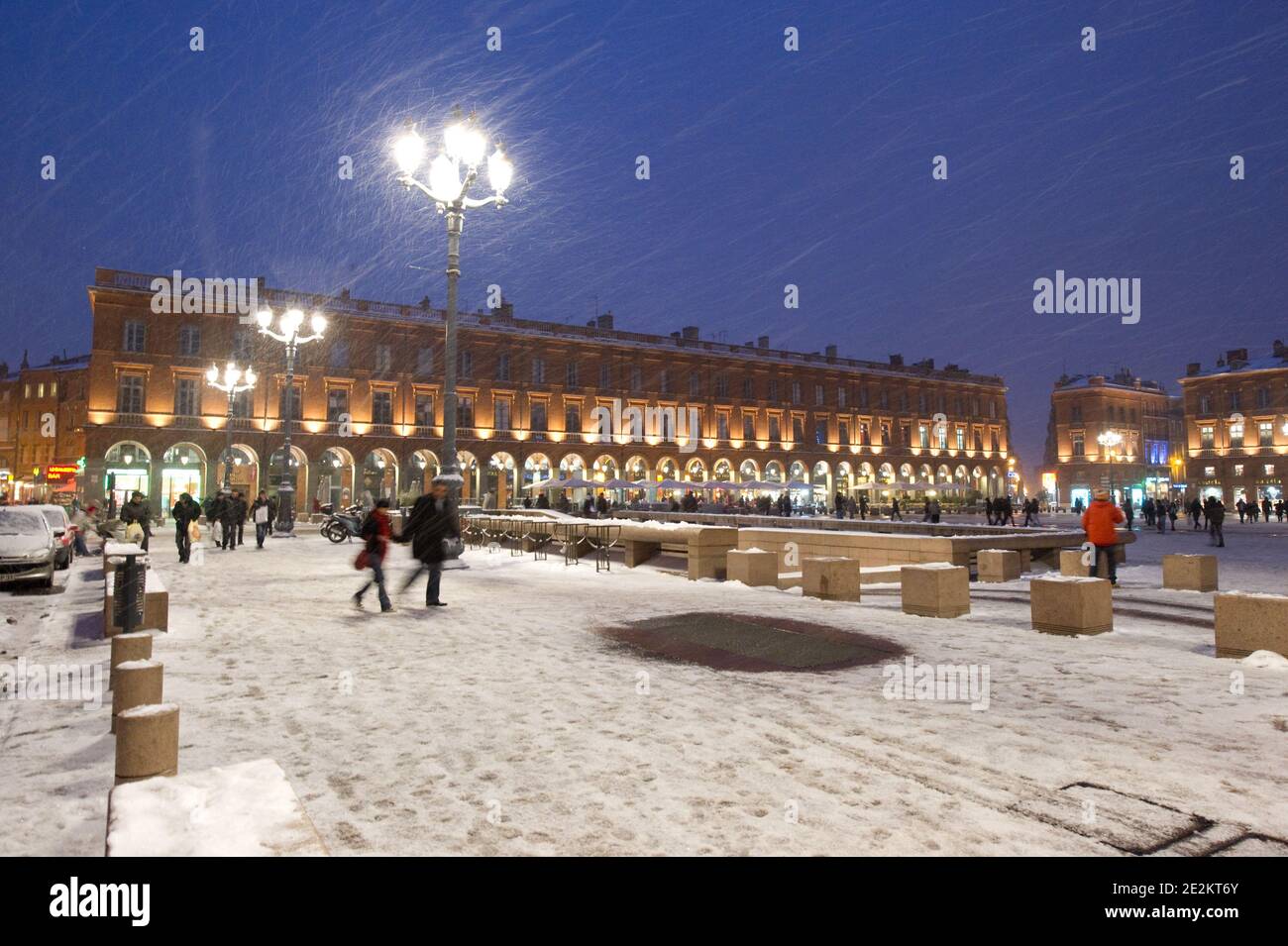 Place du capitole sous la neige sous la neige a la tombee de la nuit,  Toulouse, France le 09 janvier 2010. Photo Fred LANCELOT/ABACAPRESS.COM  Stock Photo - Alamy