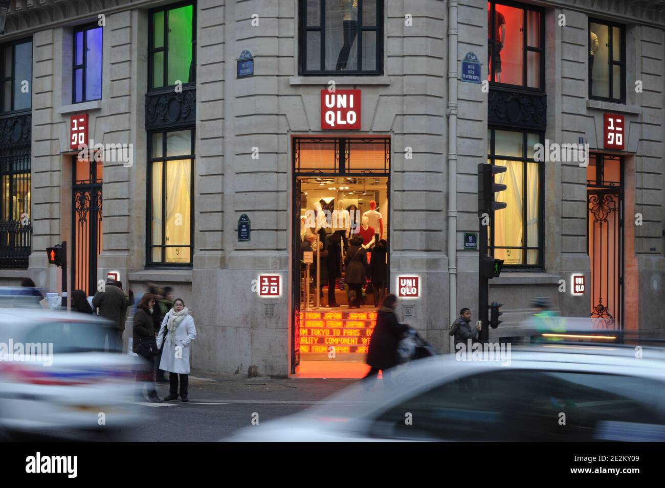 Opera paris uniqlo hi-res stock photography and images - Alamy