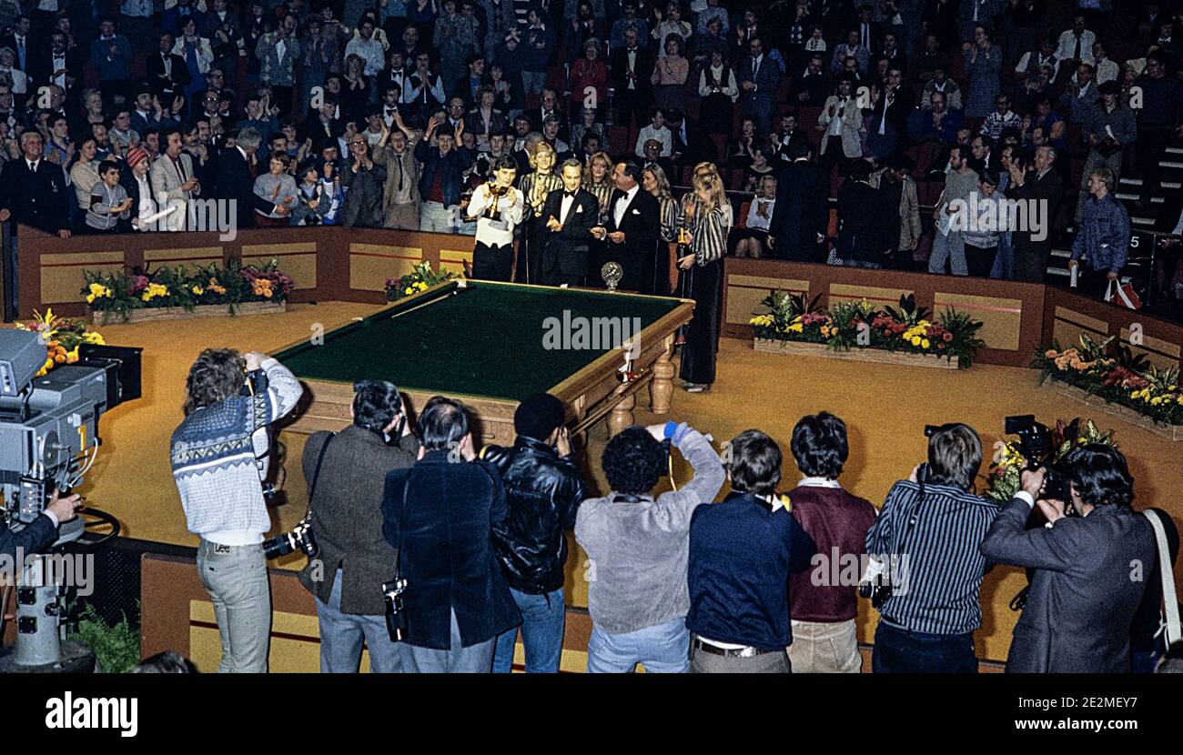 LONDON - ENGLAND 22/29 JAN 84. Jimmy White receives the winners trophy at the Benson & Hedges Masters snooker tournament at the Wembley Conference Cen Stock Photo