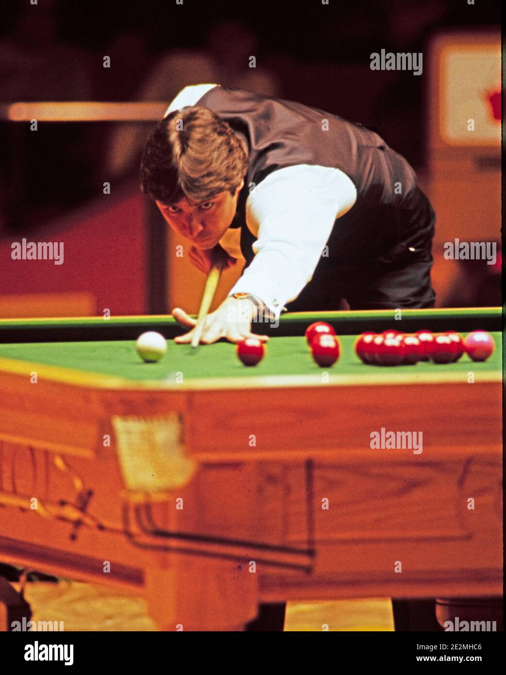 LONDON - ENGLAND 22/29 JAN 84. Tony Knowles competing in the Benson & Hedges Masters snooker tournament at the Wembley Conference Centre on the 22/29 Stock Photo