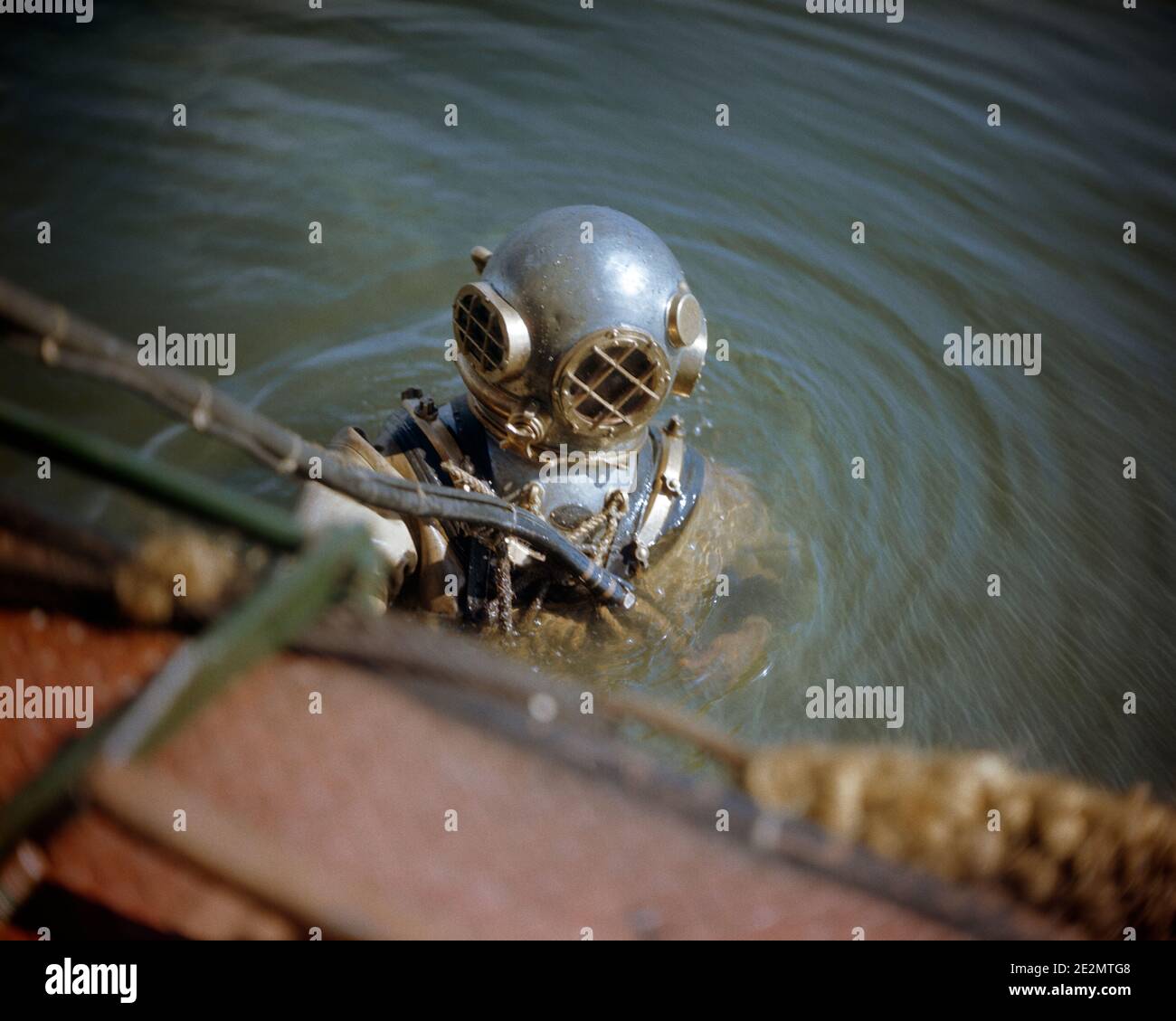 Hard hat diver hires stock photography and images Alamy
