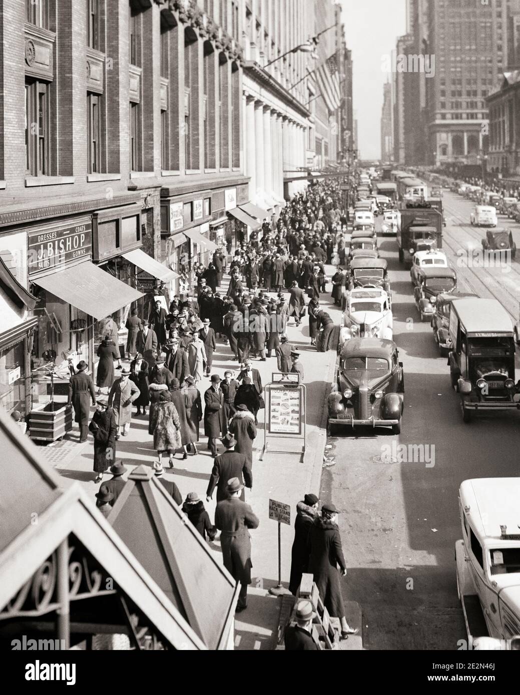 1930s 1940s LOOKING EAST ON WEST 42ND STREET TOWARDS 5TH AVENUE BUSY WITH SHOPPERS TRAFFIC TAKEN FROM 6TH AVENUE EL NYC NY USA - q45987 CPC001 HARS TAKEN SHOPPERS MIDTOWN PEDESTRIAN HIGH ANGLE AUTOS 5TH EXTERIOR NYC 6TH NEW YORK AUTOMOBILES CITIES VEHICLES NEW YORK CITY 42ND BLACK AND WHITE EL OLD FASHIONED Stock Photo