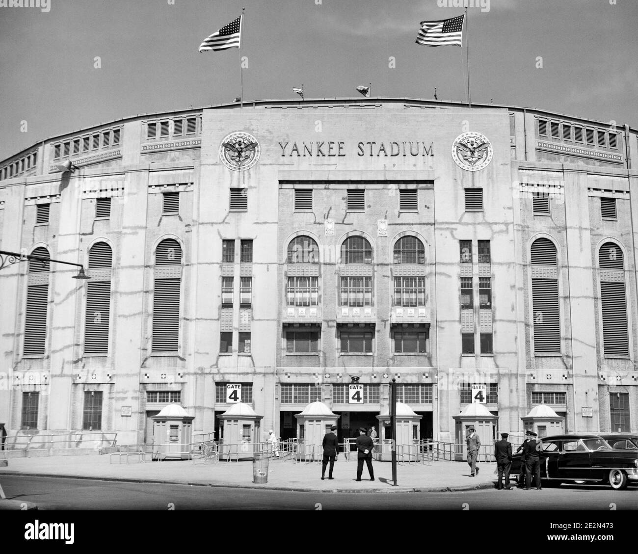 1950s ORIGINAL 1923 YANKEE STADIUM BASEBALL PARK ENTRANCE TO GATE #4 LOCATED IN THE BOROUGH OF THE BRONX NEW YORK CITY NY USA - q50129 CPC001 HARS CITIES LOCATED NEW YORK CITY YANKEE BALL GAME BALL SPORT BOROUGH FACADE LIMESTONE YANKEES BASEBALL BAT BLACK AND WHITE CONCOURSE GRANITE MAJOR LEAGUE MLB OLD FASHIONED YANKEE STADIUM Stock Photo