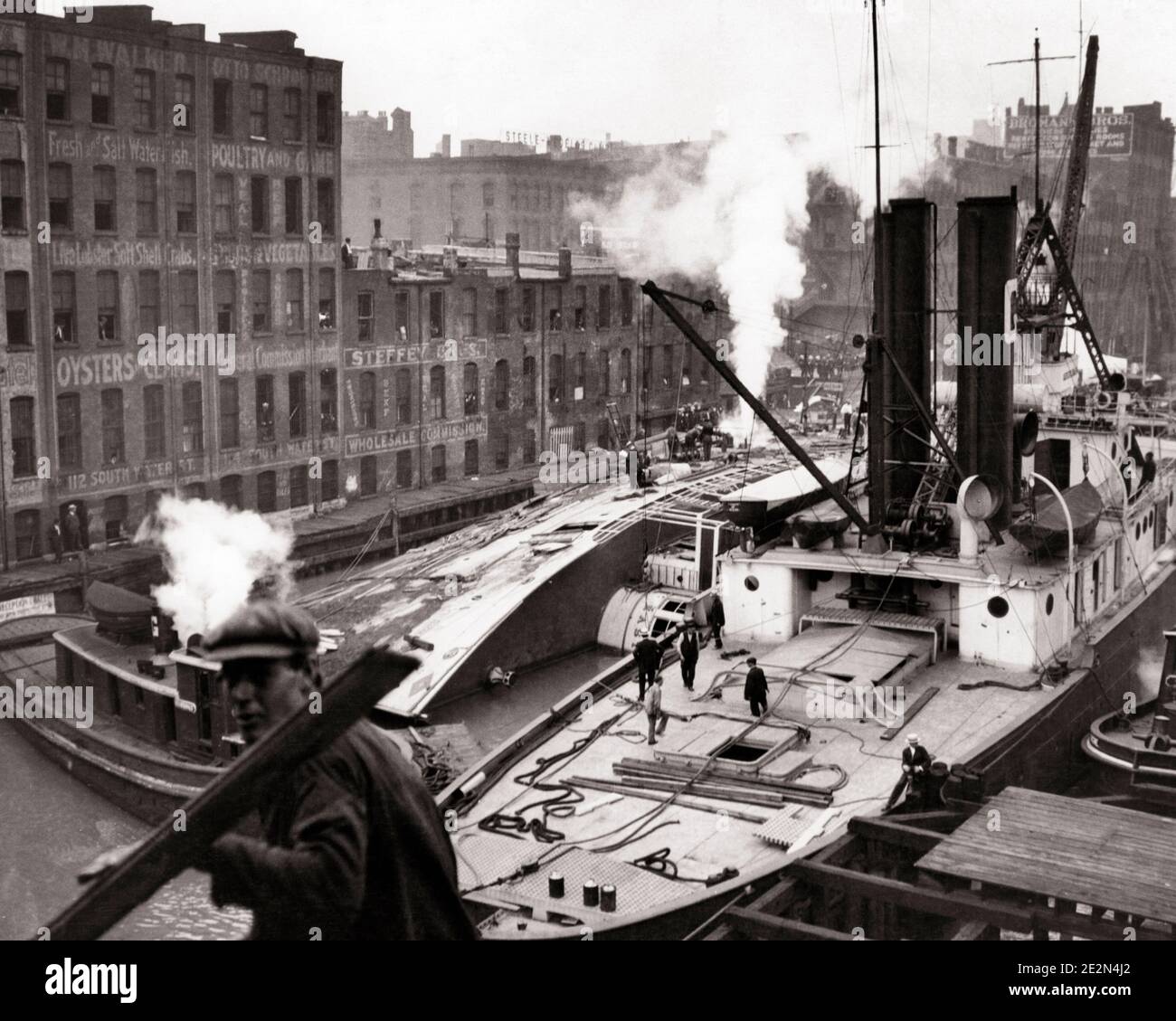 1910s THE GREAT LAKES STEAMSHIP THE EASTLAND OVERTURNED IN THE CHICAGO RIVER KILLING 812 PASSENGERS JULY 1915 CHICAGO IL USA - q75037 CPC001 HARS SUNK Stock Photo