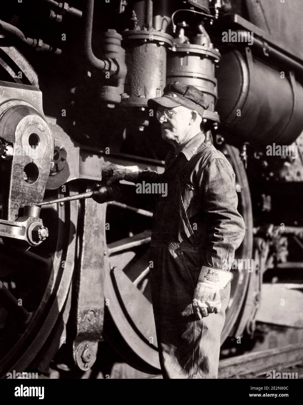 1920s OLDER MAN RAILROAD ENGINEER OILING MOVING DRIVER