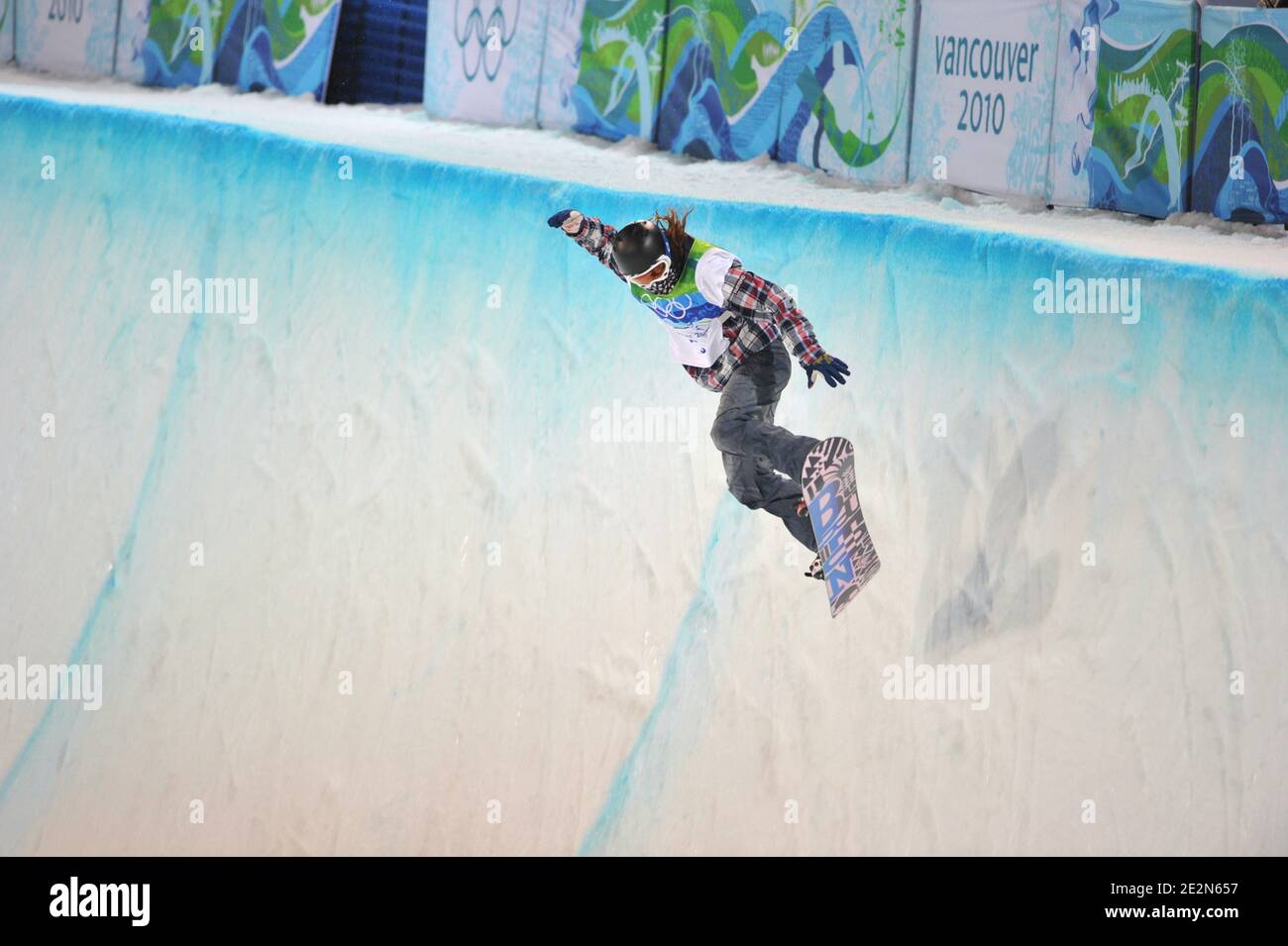 Shaun White (USA) competing in the Snowboard Halfpipe finals at the 2010  Olympic Winter Games, Vancouver, Canada Stock Photo - Alamy