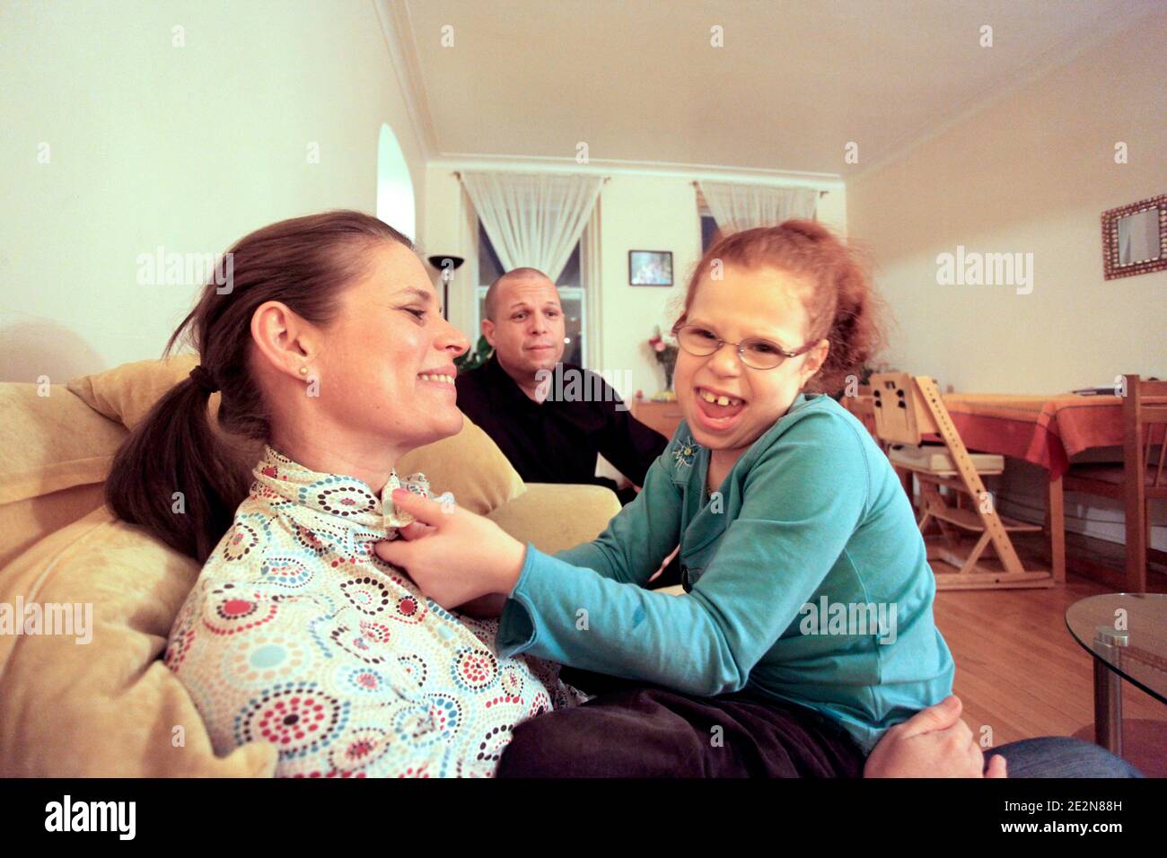 Sophie Barlagne discute avec sa fillle Rachel sous le regard du pere David  Barlagne dans leur appartement de Montreal, Quebec, Canada le 18 Fevrier,  2010. Une famille francaise, expatriee au Canada depuis