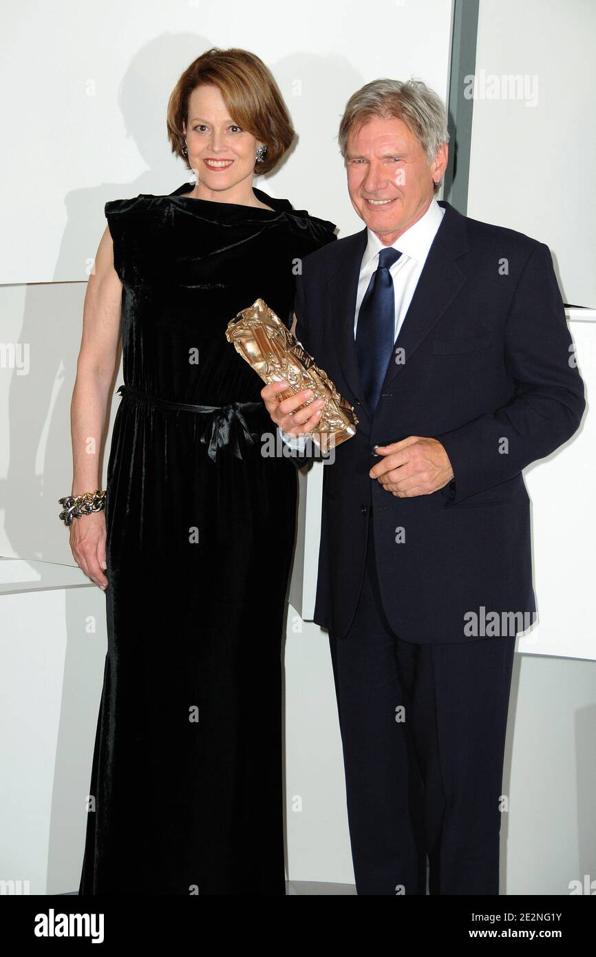 Sigourney Weaver and Harrison Ford (Cesar of honor) pose in the press
