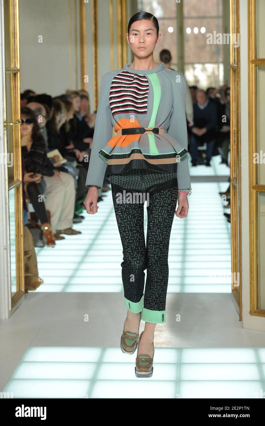A model displays a creation for Balenciaga Fall-Winter 2010/2011  ready-to-wear collection show held at the Hotel Crillon in Paris, France on  March 4, 2010. Photo by Alain Gil-Gonzalez/ABACAPRESS.COM Stock Photo -  Alamy