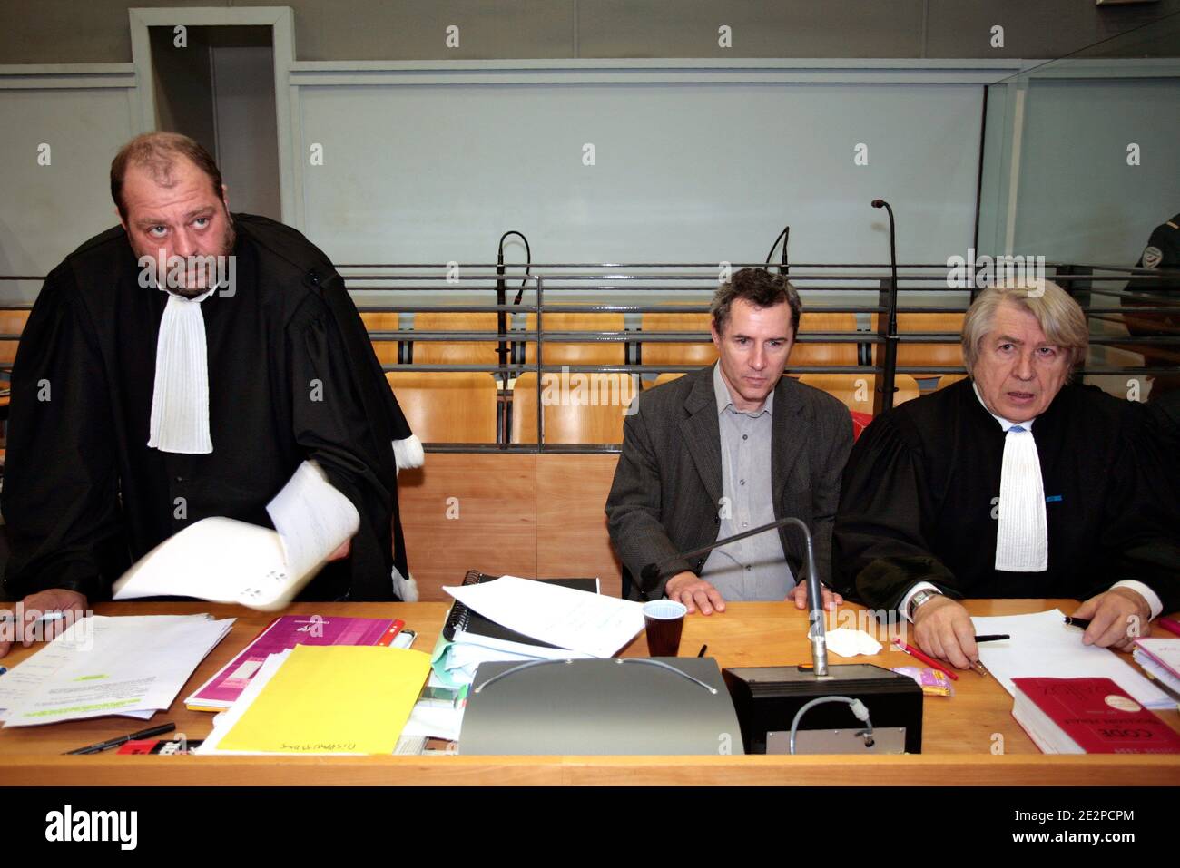 Jacques Viguier photographie avec ses avocats Maitre Eric Dupond-Moretti et Maitre Jacques Levy dans la salle d'audience de la Cour d'Assises du Tarn lors de son proces en appel a Albi, France, le 19 mars 2010. Photo Pascal Parrot/ABACAPRESS.COM Stock Photo